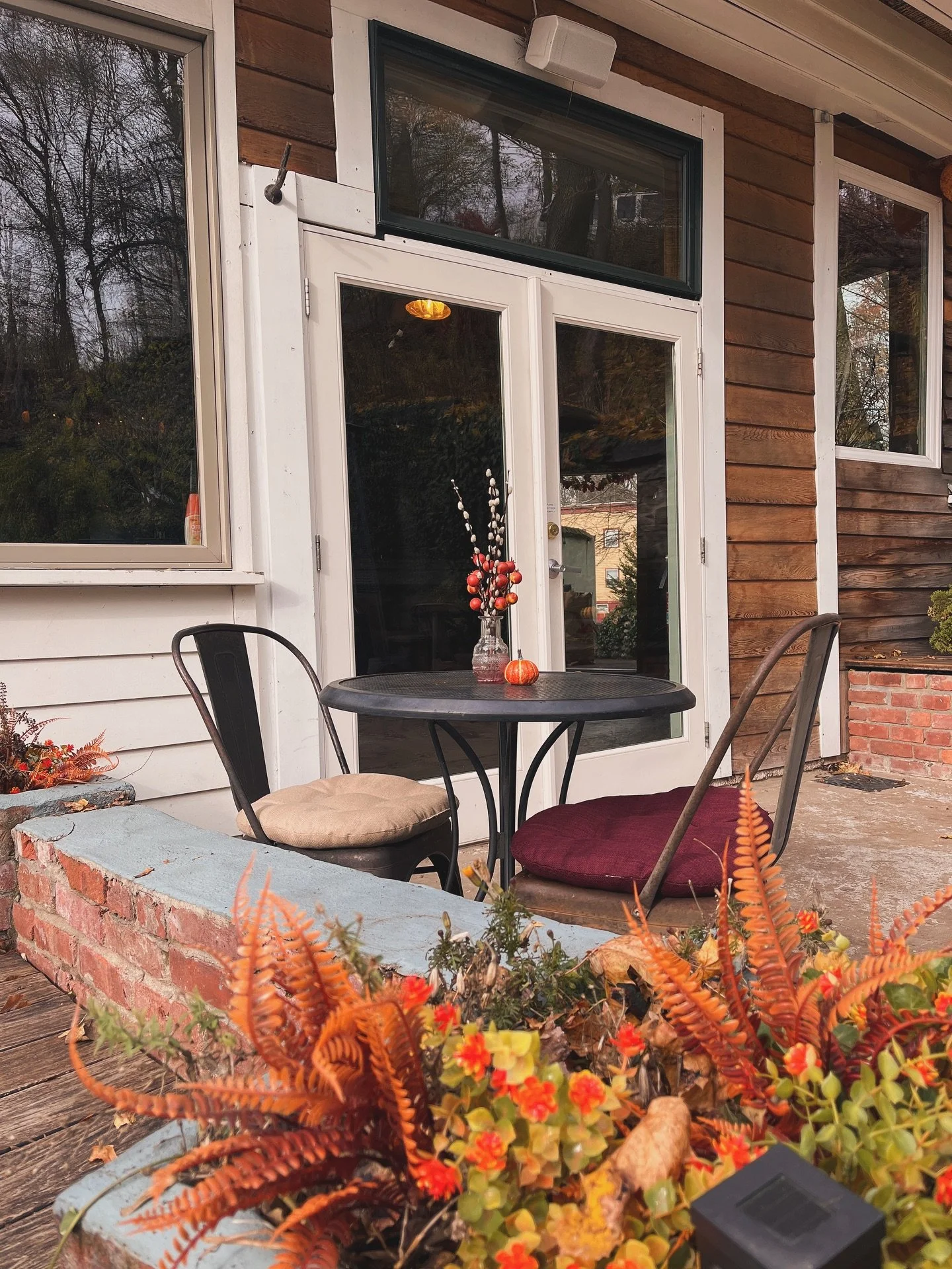 🍂🍁Fall&rsquo;s not over yet! 🍁🍂

🍺 What&rsquo;s your favorite spot to cozy up at? Post below 👇 1-5?? 🍺

#thehilltroy #518fall #enjoytroy #hiddengem