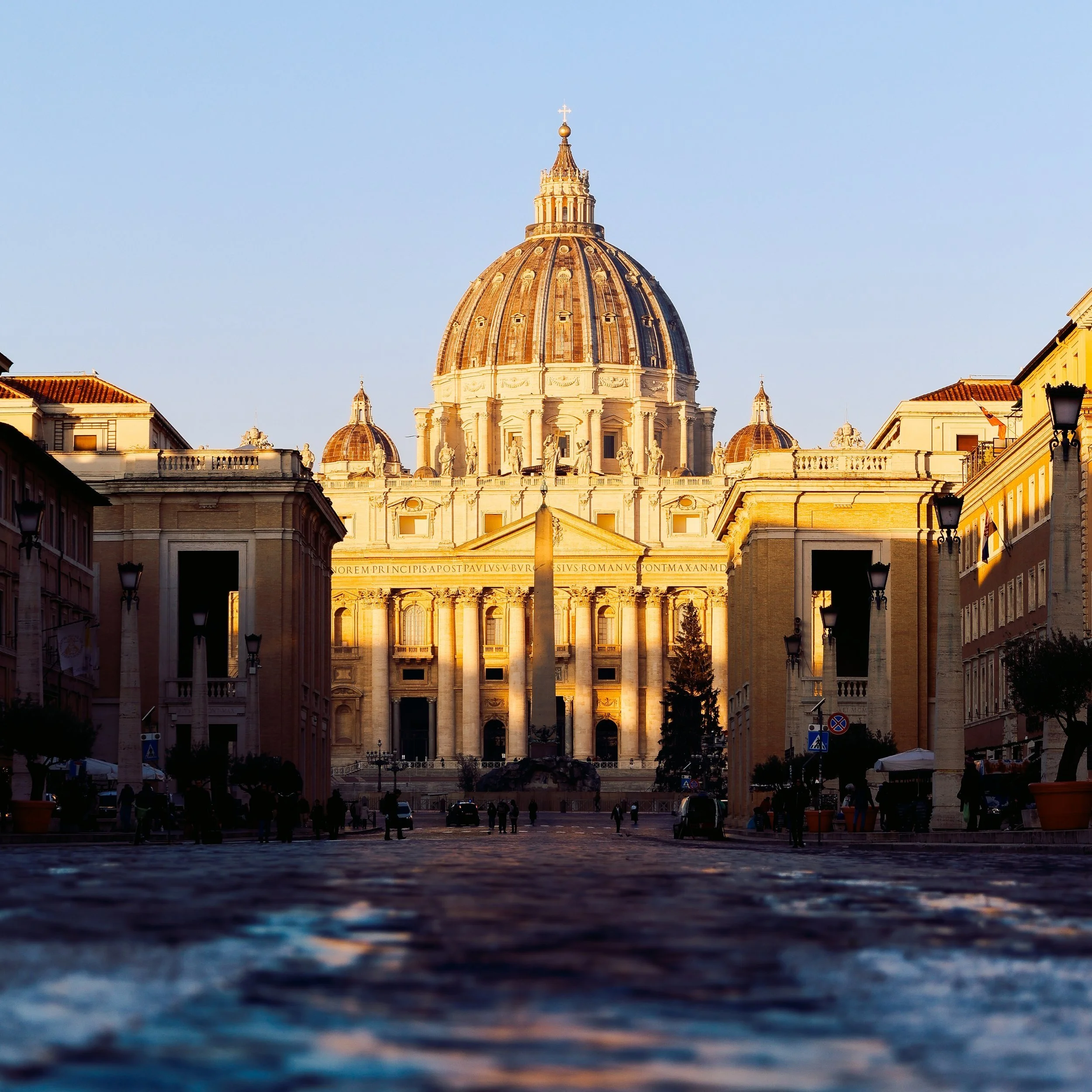 panoramic-view-of-st-peter-s-basilica-with-beautif-2024-11-01-23-34-15-utc.jpg
