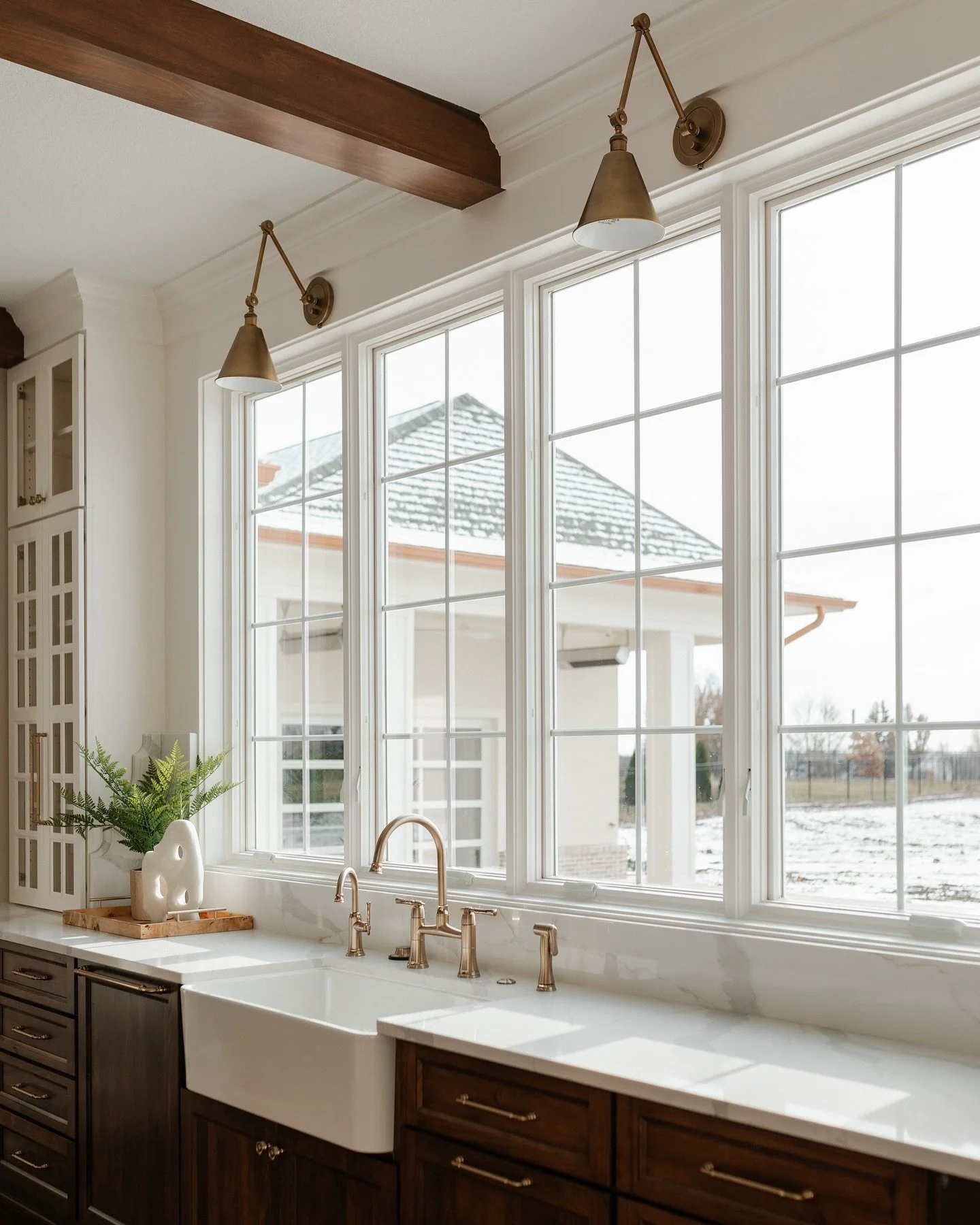 beautiful kitchen details in this timeless custom home

/ build by @strahanconstruction 
/ design by @meghanbluminteriors
