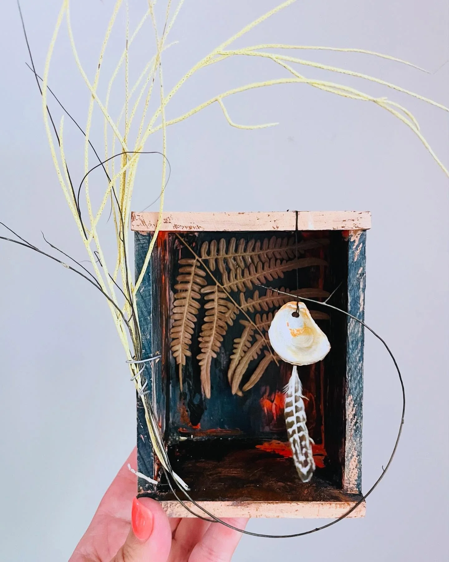 Marsh votive - cigar box, feathers, shells, folly fern, coral &amp; acrylic paint. DM me for deets. Happy dreary Sunday everyone 🤍⚡️

#charlestonlife #charlestonsc #charlestonartist #follybeachsc #follybeachsc  #follybeachart #jamesisland #jamesisla