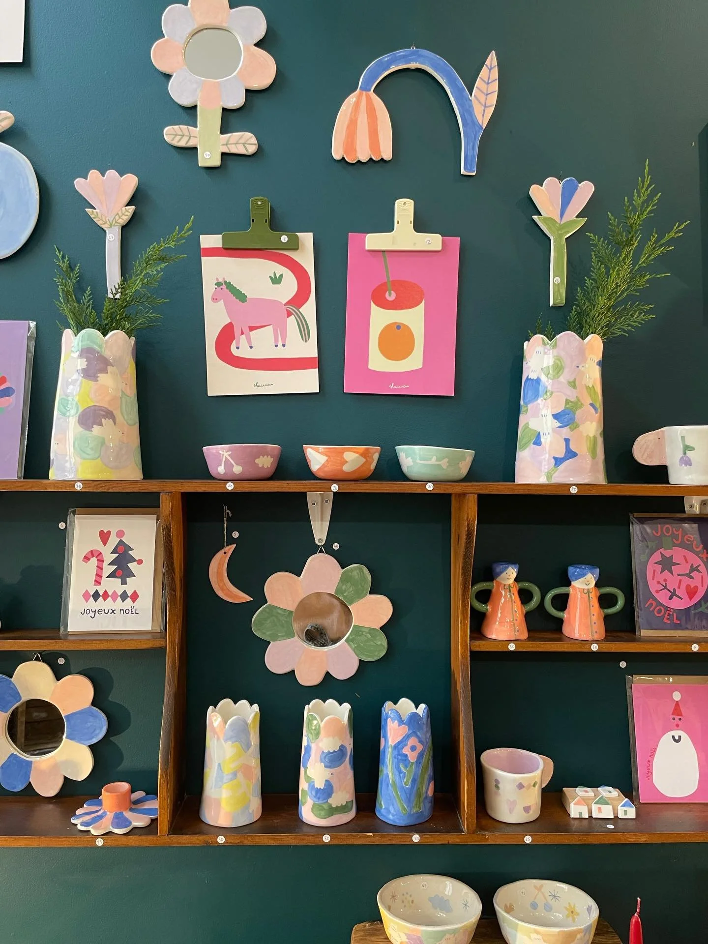 Depuis hier, mes cr&eacute;ations se sont pos&eacute;es dans un joli &eacute;crin, chez @pimaa.angouleme &agrave; Angoul&ecirc;me ✨
J&rsquo;ai ador&eacute; d&eacute;ployer cette collection, faite de bougeoirs rigolos, d&rsquo;affiches color&eacute;es