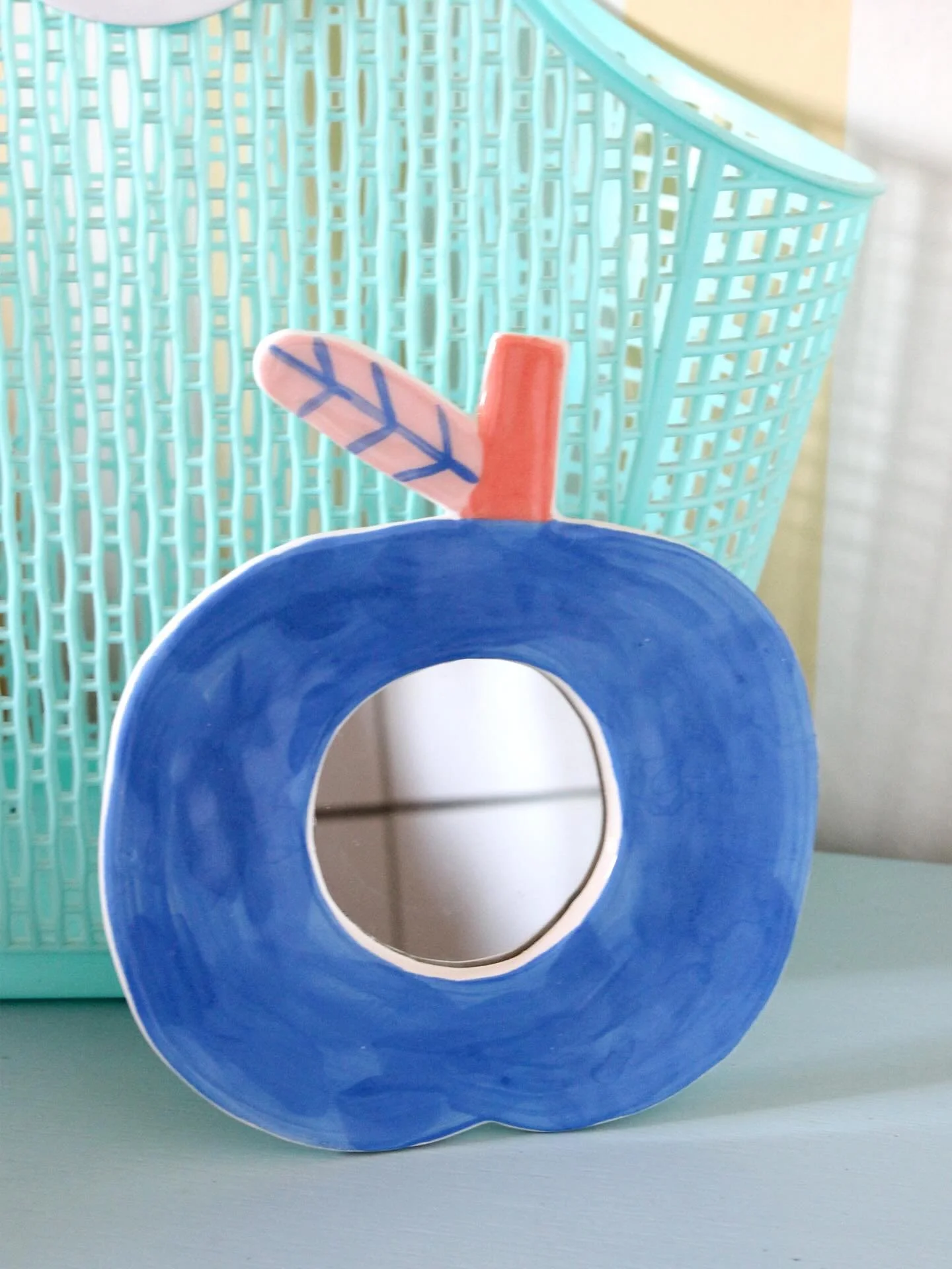 Miroir 🍎 
Parfait pour une chambre d&rsquo;enfant !
Dispo dans ma boutique Etsy 💙

#ceramic #ceramique #cadeaudenaissance #miroir