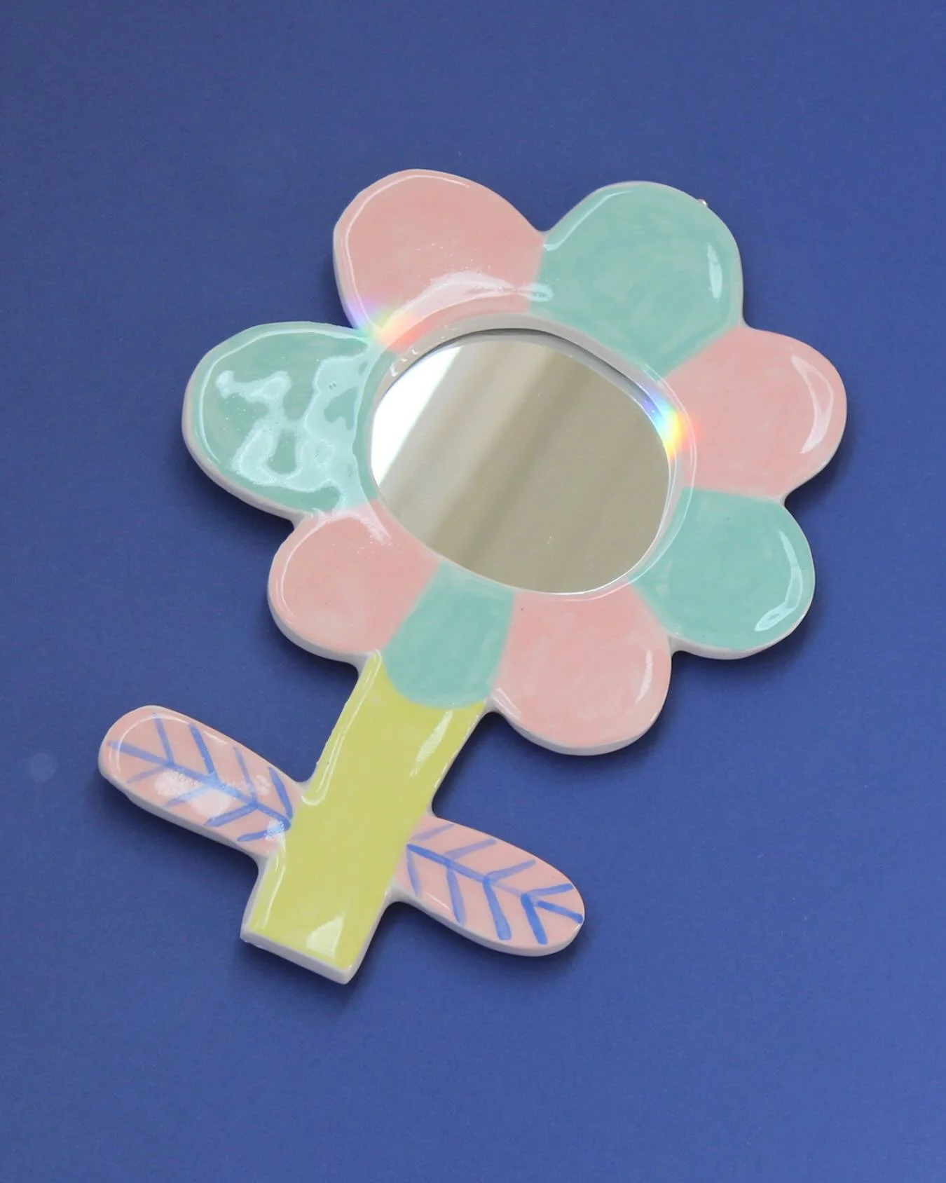 Miroir fleur 🌸 &agrave; retrouver chez @boutiquelesfleurs ainsi que sur ma boutique etsy. 

#miroir #ceramic #decoration
