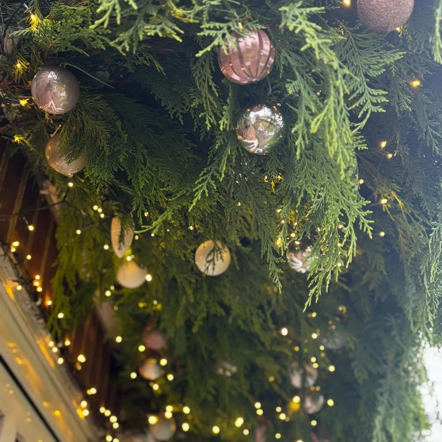 This one was so much fun to do. Go big or go home eh? I used so much foliage, even I was surprised. What do you think? Like it? #derbyshire #festivelights #feelslikechristmas #baubles