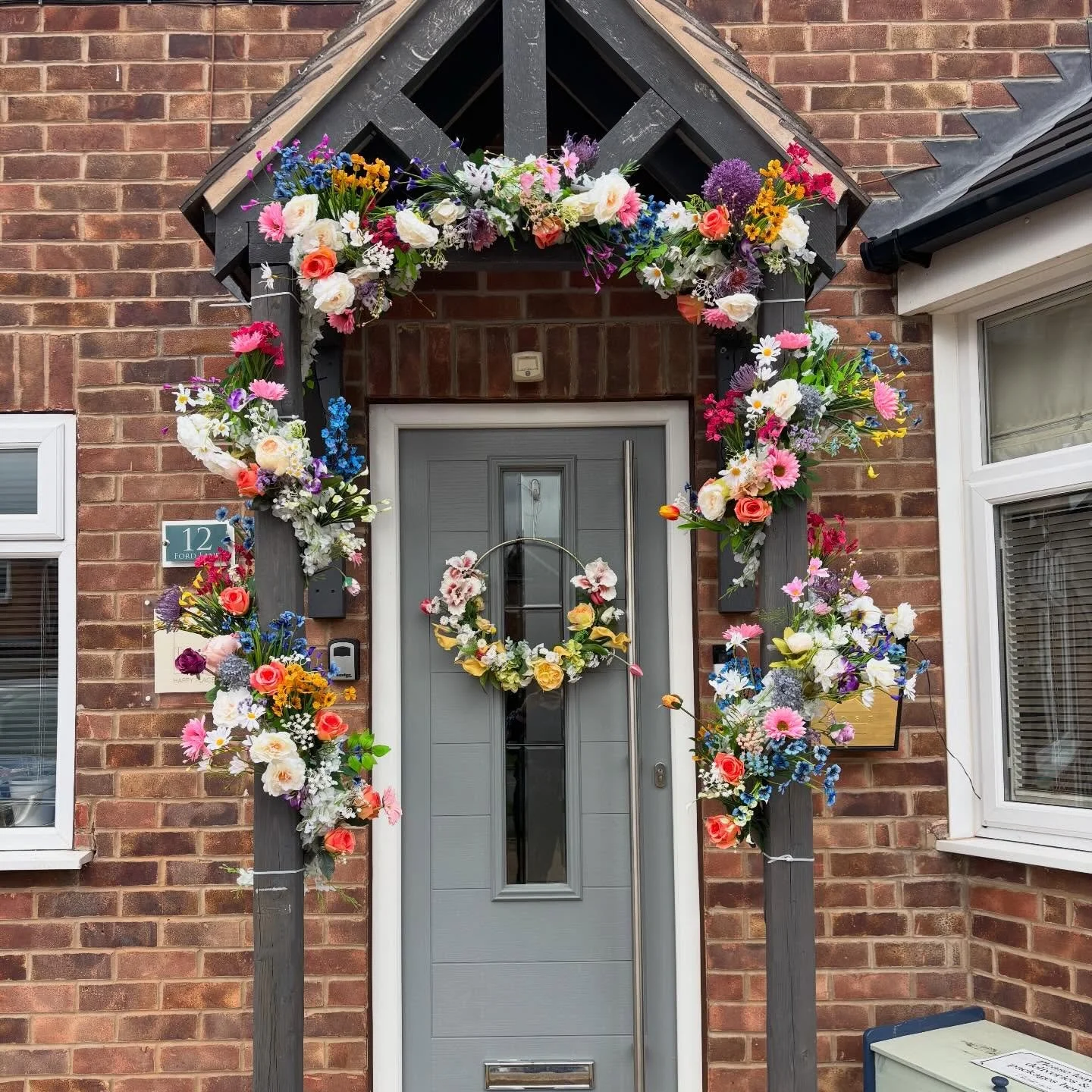 Finally a day of some sun which meant I was able to get out and do the front. Feeling ready for spring now if the sun wishes to appear more please!!! #spring #sun #flowers #colour #springhome