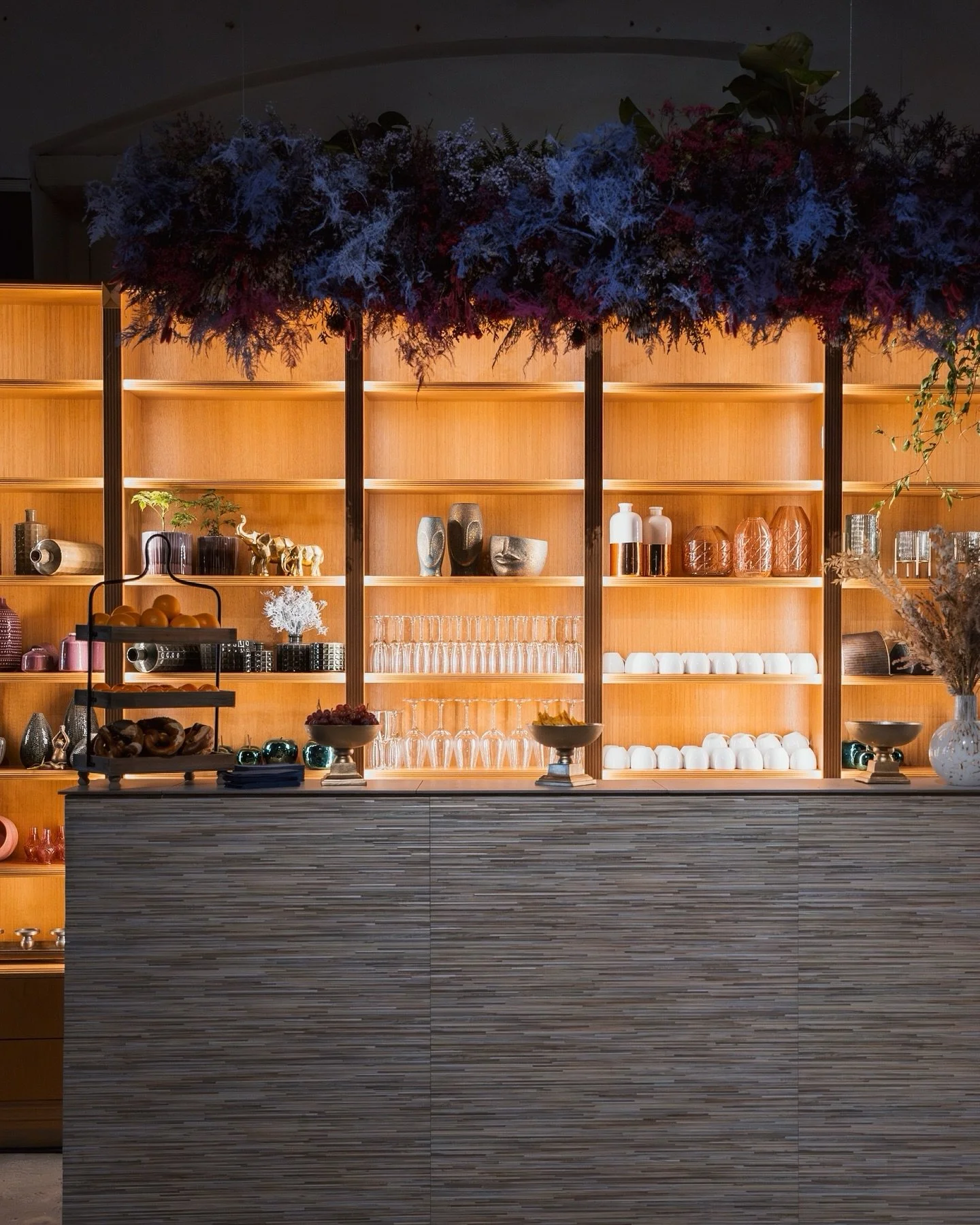 Bl&uuml;teninstallation &amp; Bar-Design &ndash; ein Match made in artisma. 🌸🍸

Hier trifft Industrial Chic auf florale Kunst, Drinks auf Atmosph&auml;re, Berlin auf individuelle Ideen. Ob Hochzeit, Corporate Event oder Kreativ-Workshop &ndash; die