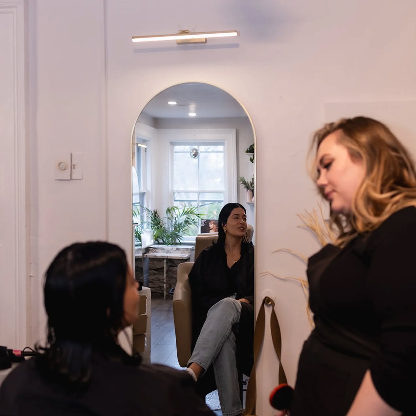 Walking into a new salon can be scary.
But we&rsquo;re the warm welcome, not the intimidating silence.
We&rsquo;ll walk you through every step, ask all the right questions, and make sure you leave feeling like your best self. Our team is talented, fr
