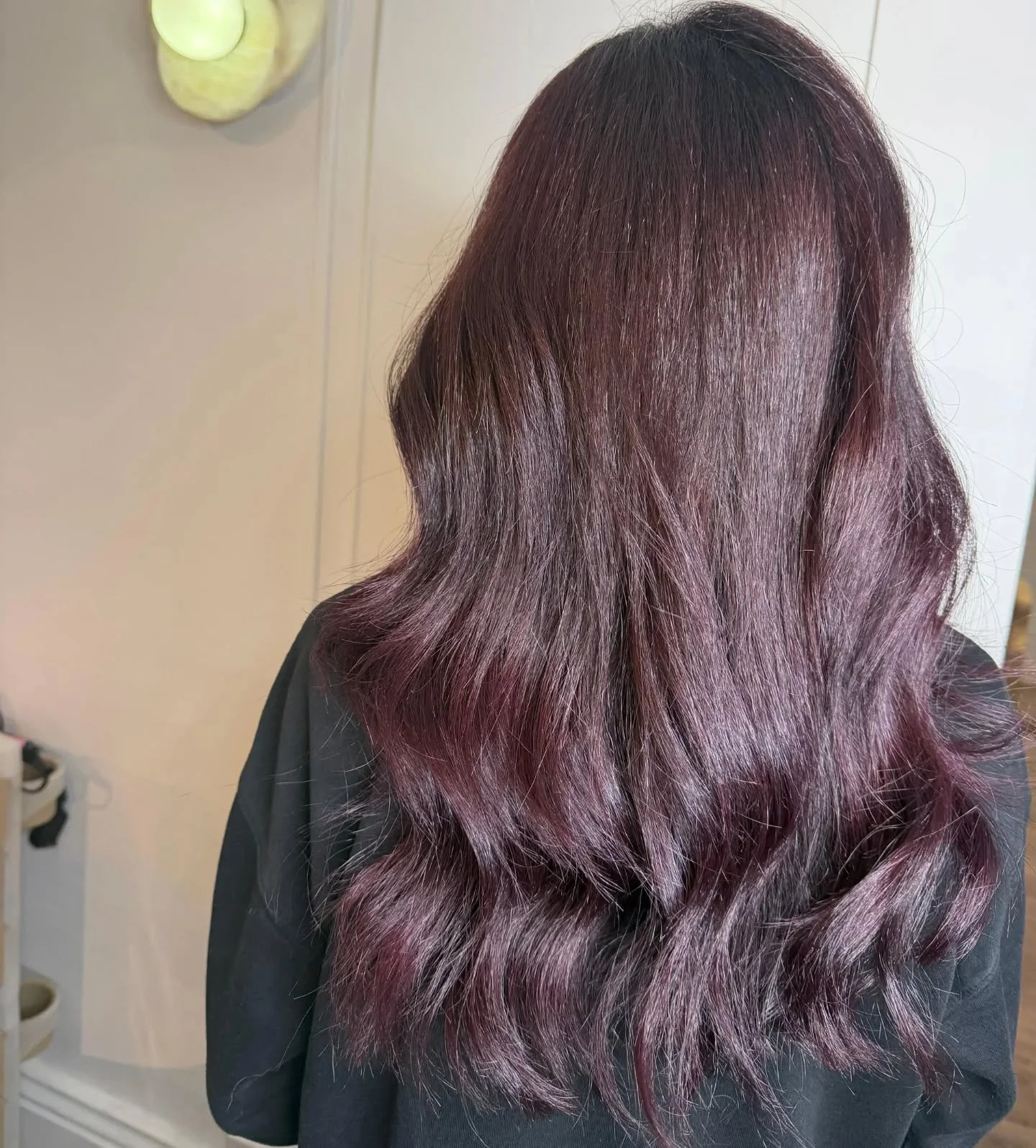 Rich, dimensional, and perfectly undone.
Cherry cola hair, done right.