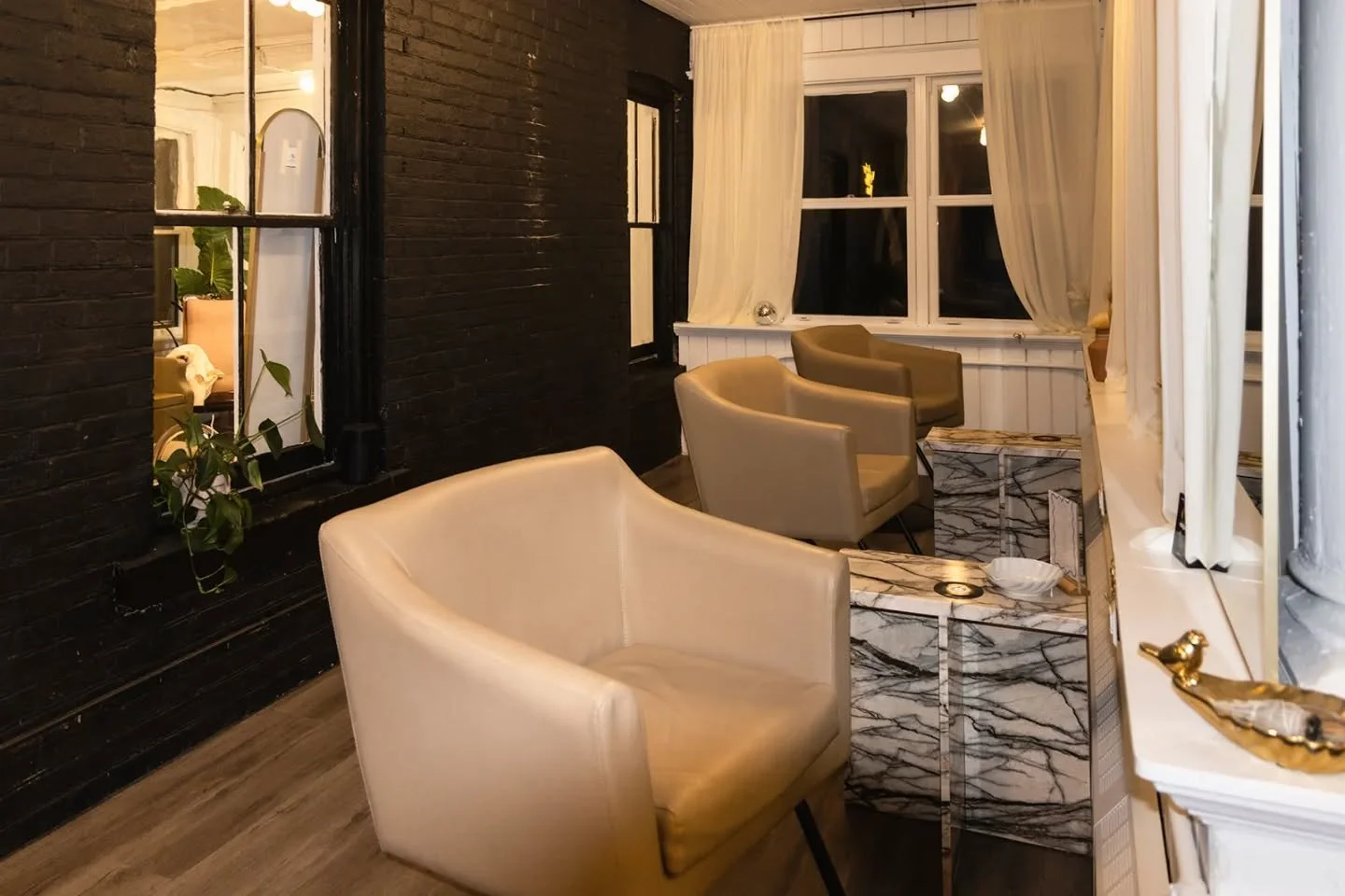 POV: you're about to set up for your last client of the night.
Looking for a new salon to host your clients in, and grow your hair career? 

DM US! We're looking for the right person to join us, and if you know it's you, we want to talk!
