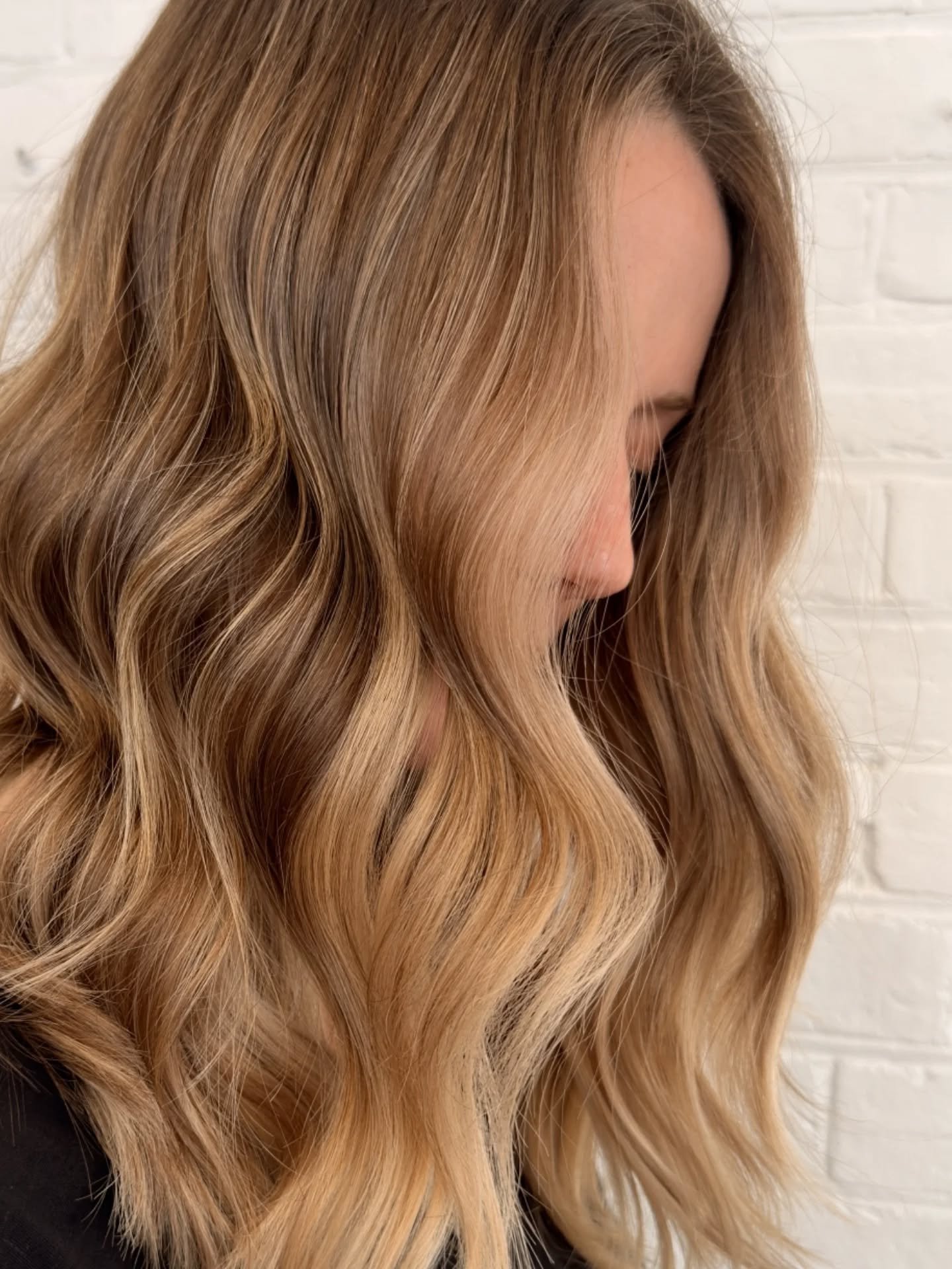 Obsessed with these gorgeous honey tones.
This will grow out so seamlessly for this beauty over her mat leave, so she'll still have beautiful hair the entire time! 

Service: full custom foiling + cut
Artist: @manegirllyndsay 
Timing: 5.5hrs on virgi