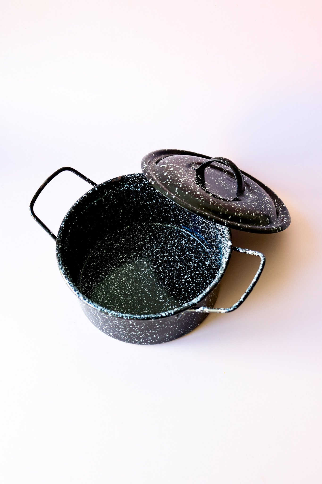 Black enamel pot