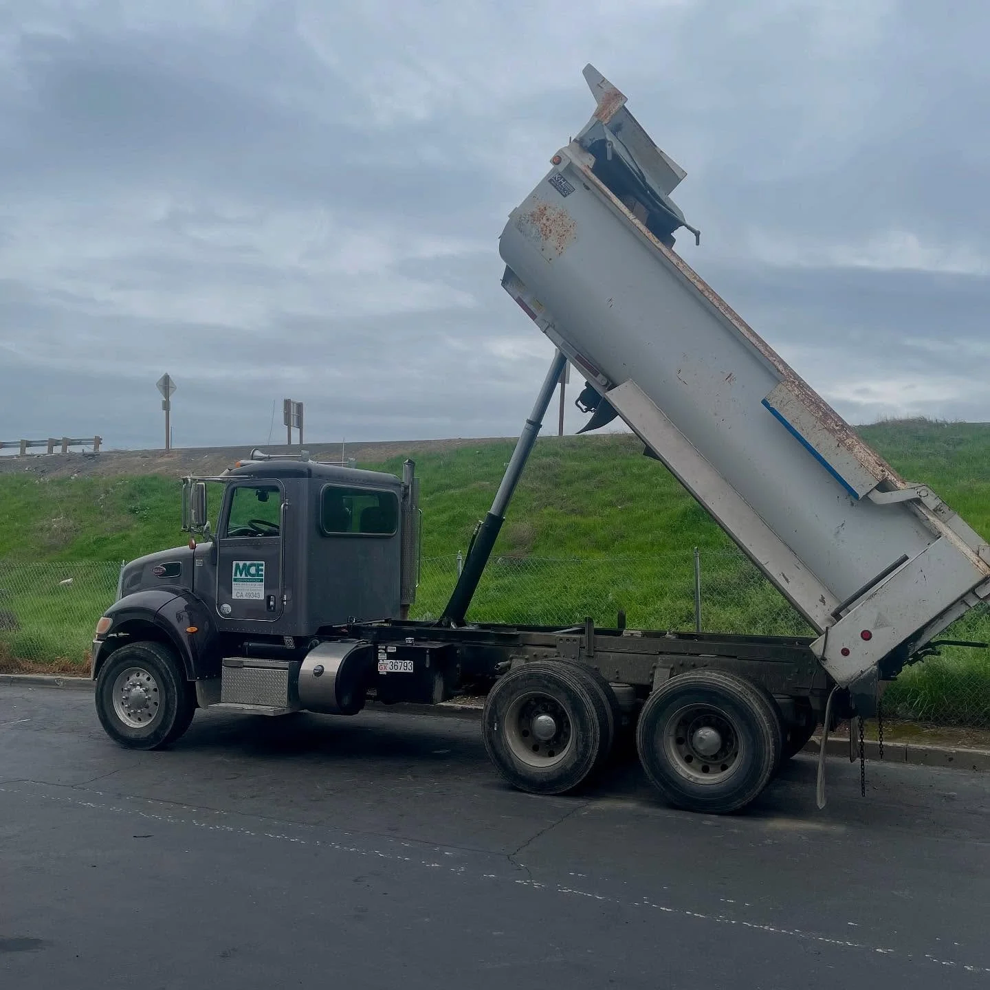 New #parker #telescopic #cylinder installed, #hydraulic system serviced &amp; ready to go 🤘🏼