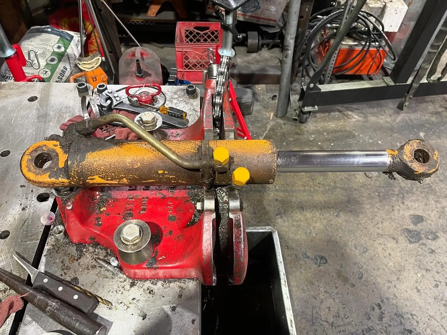 #case 4 in 1 #bucket #cylinder #rebuild. This one was pretty rough when it came in but we got her lookin mint and ready to go to work 🤘🏼swipe for the after 👍🏼