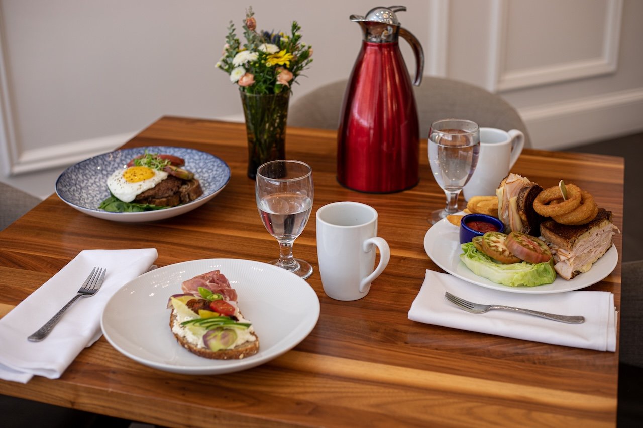 Wake up to the smell of fresh brewed coffee, warm pastries, and delicious breakfast plates in the heart of Savannah&hellip; Join us for breakfast at 1540 Room! 💛☕️

#1540Room #TheDesoto #Savannah #VisitSavannah #TheDesotoGA #Cheers #SavannahGA #Hist