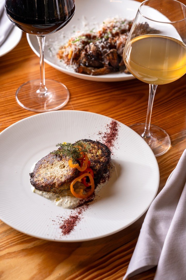 At 1540 Room, we believe dining should be more than a meal&hellip; It should be a culinary experience! Enjoy a menu inspired by the best of our region and beyond tonight!🍴 

📸: @sv_images

#1540Room #TheDesoto #Savannah #VisitSavannah #TheDesotoGA 