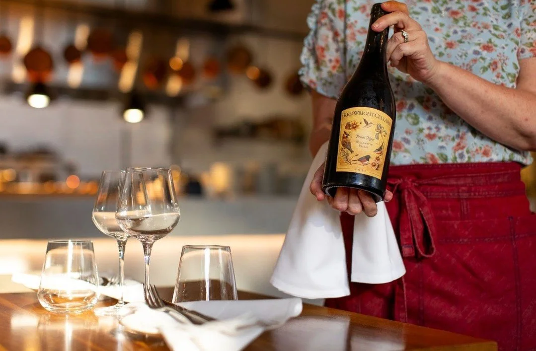 Dinner is never complete without the perfect bottle of wine to pair with your meal&hellip; Luckily, we know just the one! 🍷

#1540Room #TheDesoto #Savannah #VisitSavannah #TheDesotoGA #Cheers #SavannahGA #HistoricSavannah #TheDesotoSavannah #Travelg
