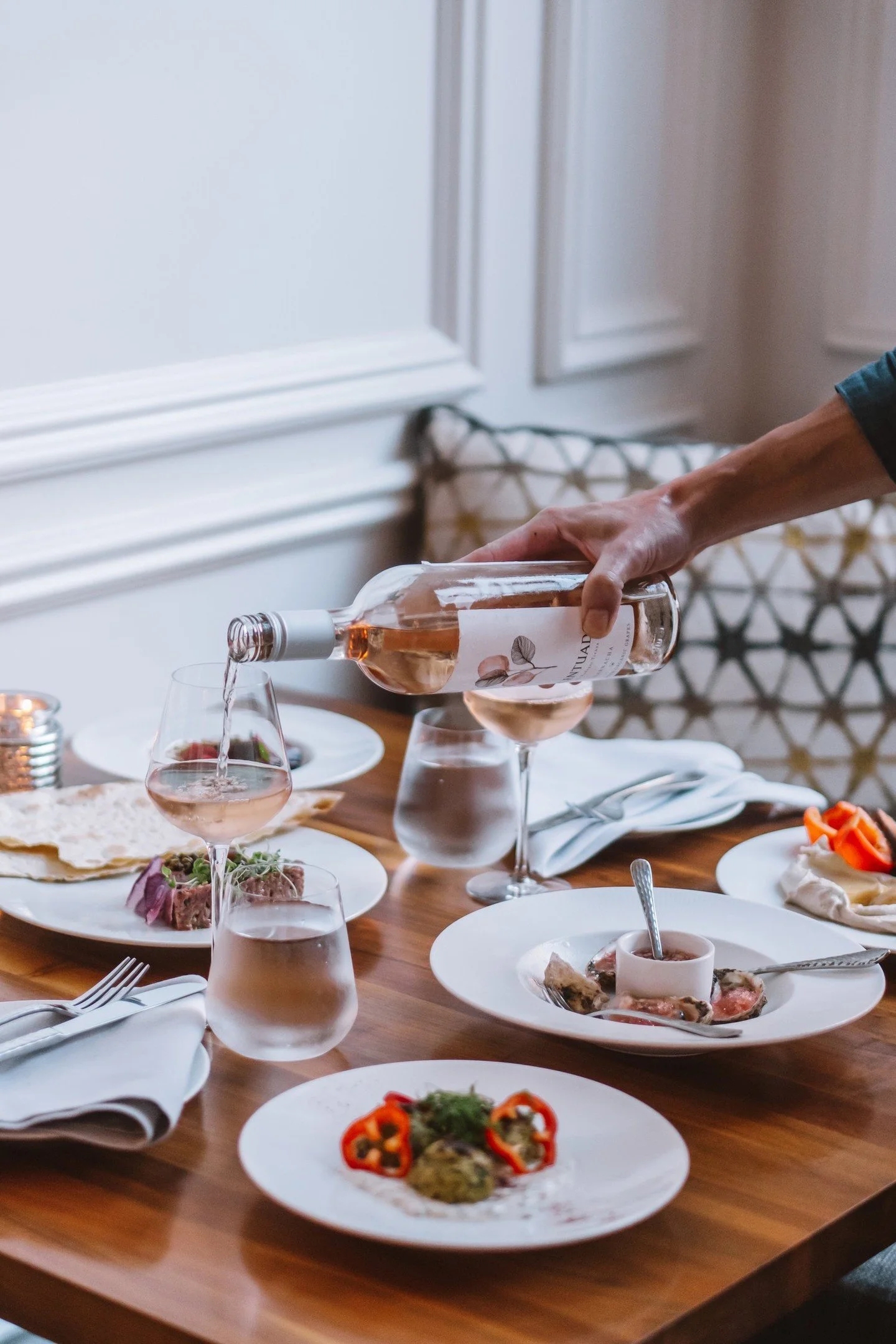 Dinner is served, the wine is poured, and the evening is yours&hellip; The perfect night out in Savannah awaits at 1540 Room! 🔥

#1540Room #TheDesoto #Savannah #VisitSavannah #TheDesotoGA #Cheers #SavannahGA #HistoricSavannah #TheDesotoSavannah #Tra