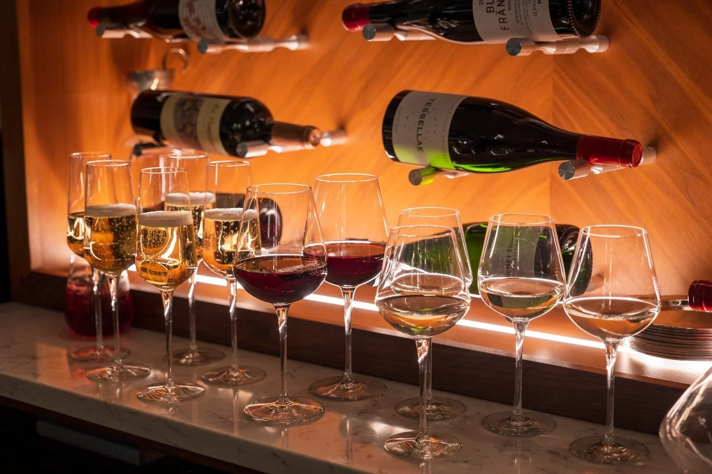 Unwind, sip, and savor. Saturdays are best spent with a glass (or two) of wine at 1540 Room&hellip; Cheers! 🍷 Book your reservation now via OpenTable or Resy! 

#1540Room #TheDesoto #Savannah #VisitSavannah #TheDesotoGA #Cheers #SavannahGA #Historic