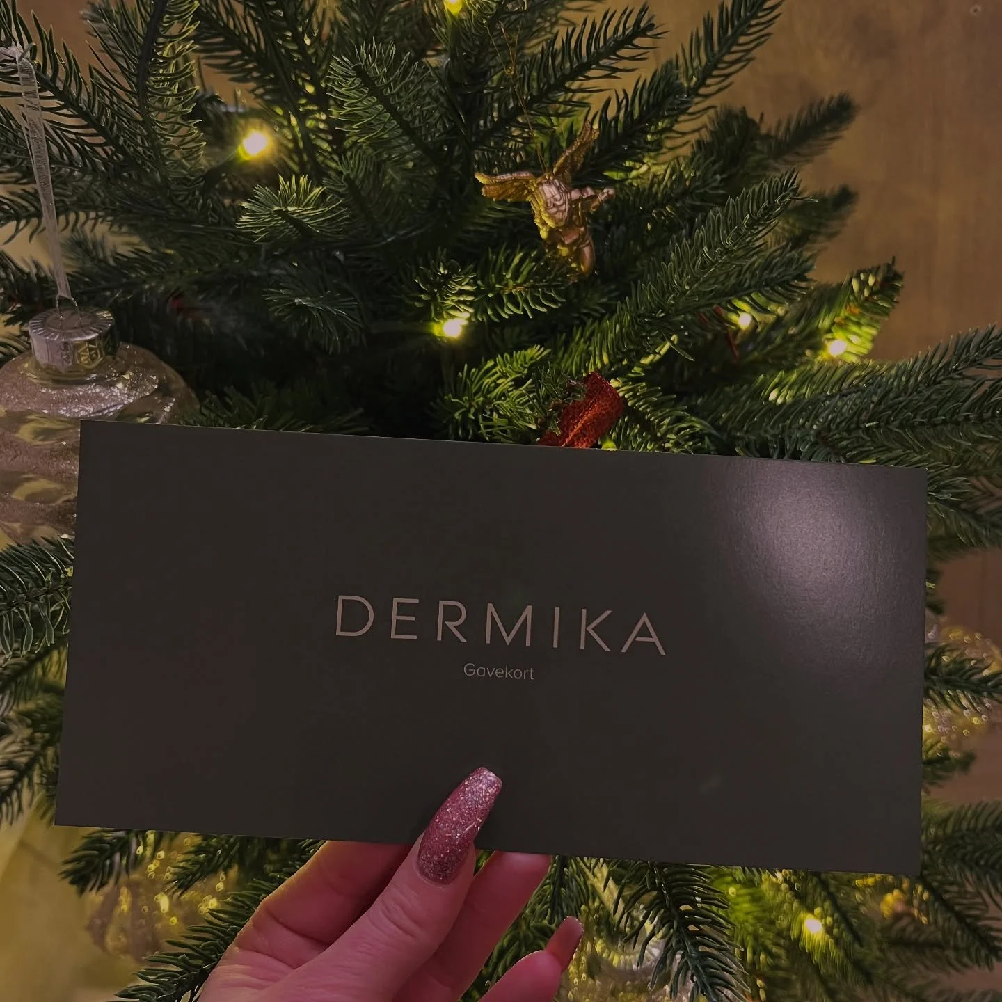 Hos oss får du kjøpt gavekort fysisk i salongen eller digitalt på fixit.no🎄✨