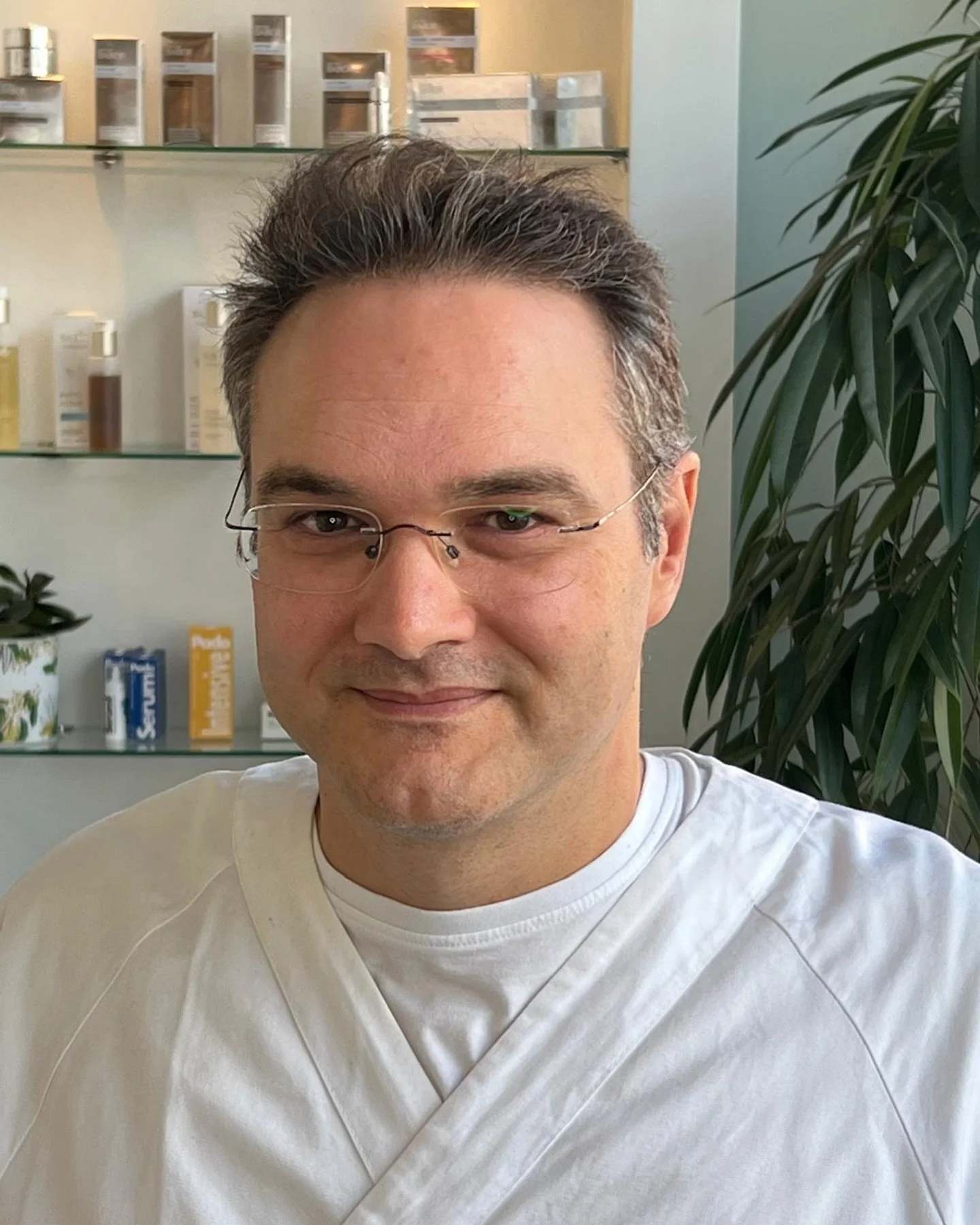 Hils på Linos👋🏼
Thrasyvoulos Linos Tzellos er hudlege som er godkjent hudspesialist i hudsykdommer. Han har jobbet som overlege siden 2014. Med doktorgrad og lang erfaring med kosmetisk dermatologi er du i trygge hender. 
Hos Linos kan du f