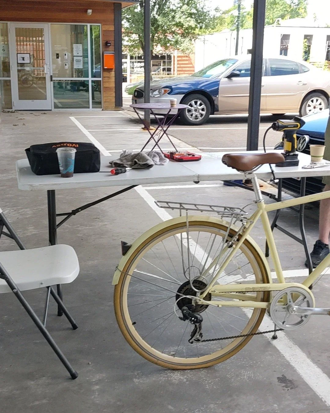 Beautiful weather + beautiful community at our free bike and car tune-up yesterday! 🌞

Thank you so much to Dustin and Zack, our wonderful car and bike mechanics, for volunteering their time and expertise to help their neighbors. Thank you to @s.k.c