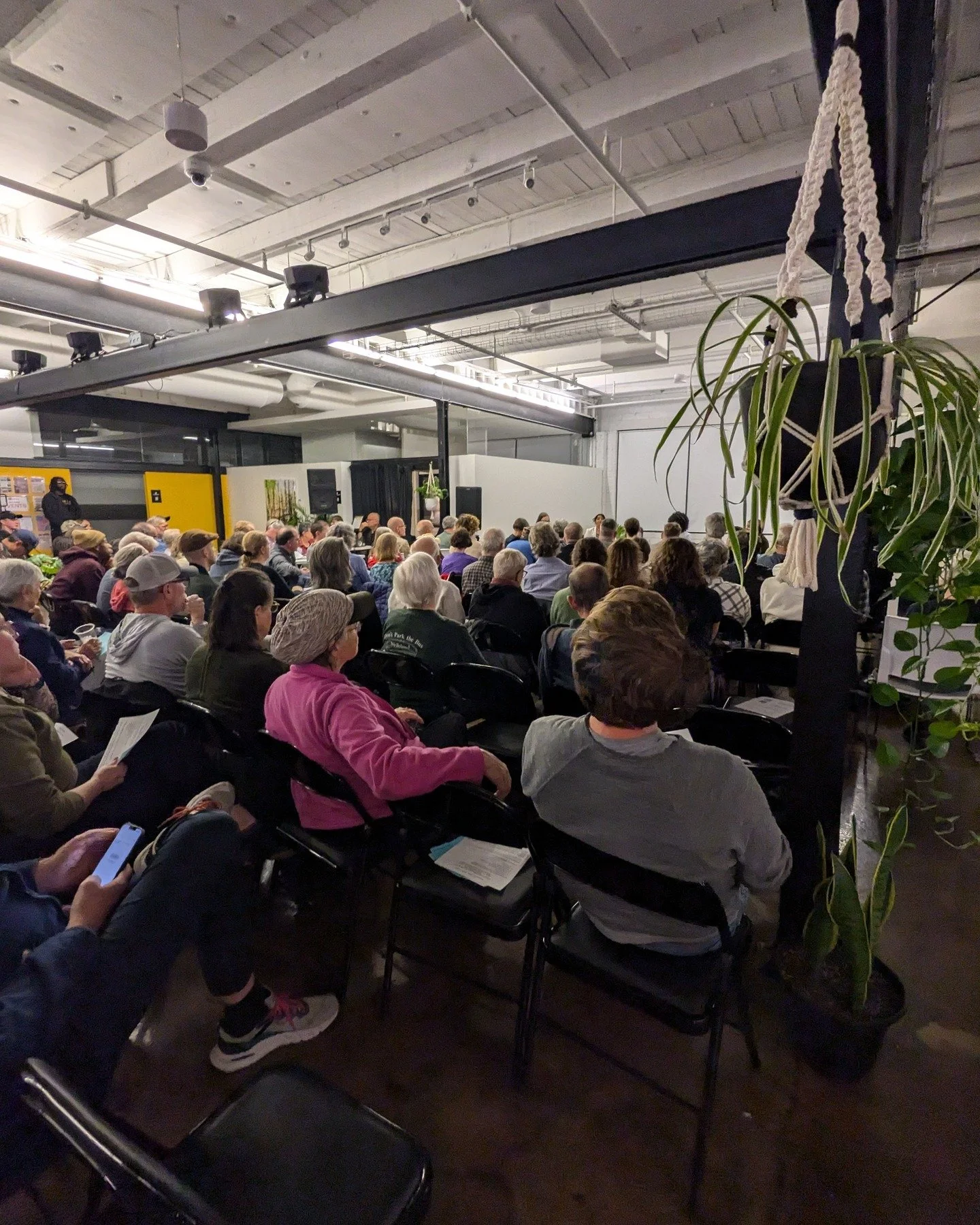 Packed house at the Ward 10 @lwvmpls forum at @queermunitymn last night!

Thanks to everyone who came out to engage with the candidates + talk local politics. We think that's what democracy is all about 💚

Missed the event? The recording is at the l