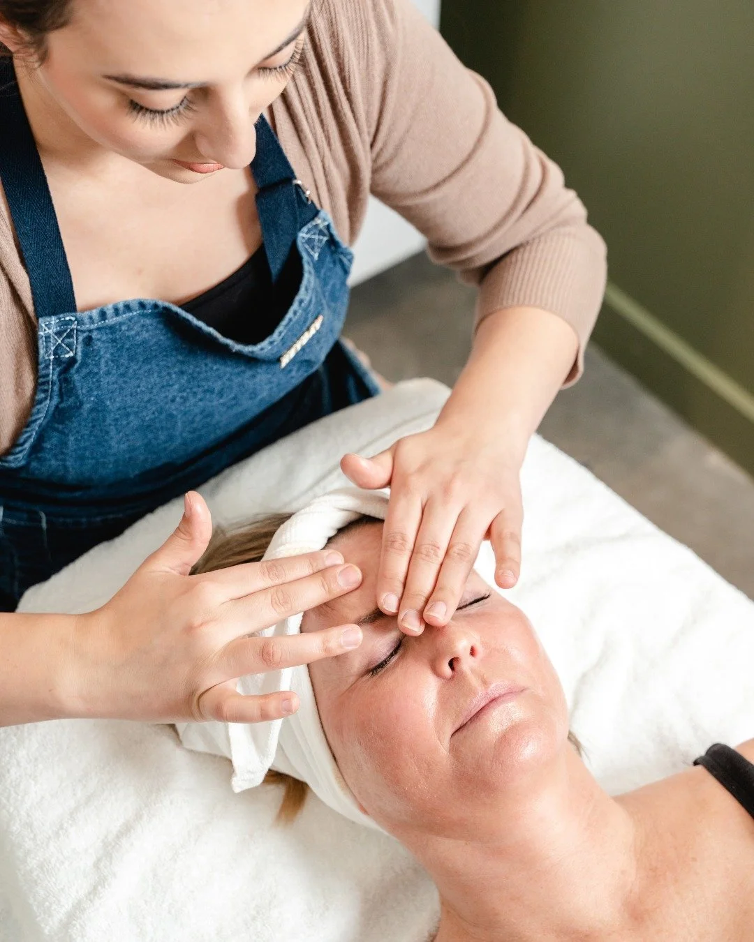 Longer days, warmer air, and that fresh-skin feeling we all crave this time of year. Step into personalized facials and expert care this spring at @heyday_colorado Lowry! 

#ColoradoSkinCare #HeyDayColorado #ColoradoBeauty