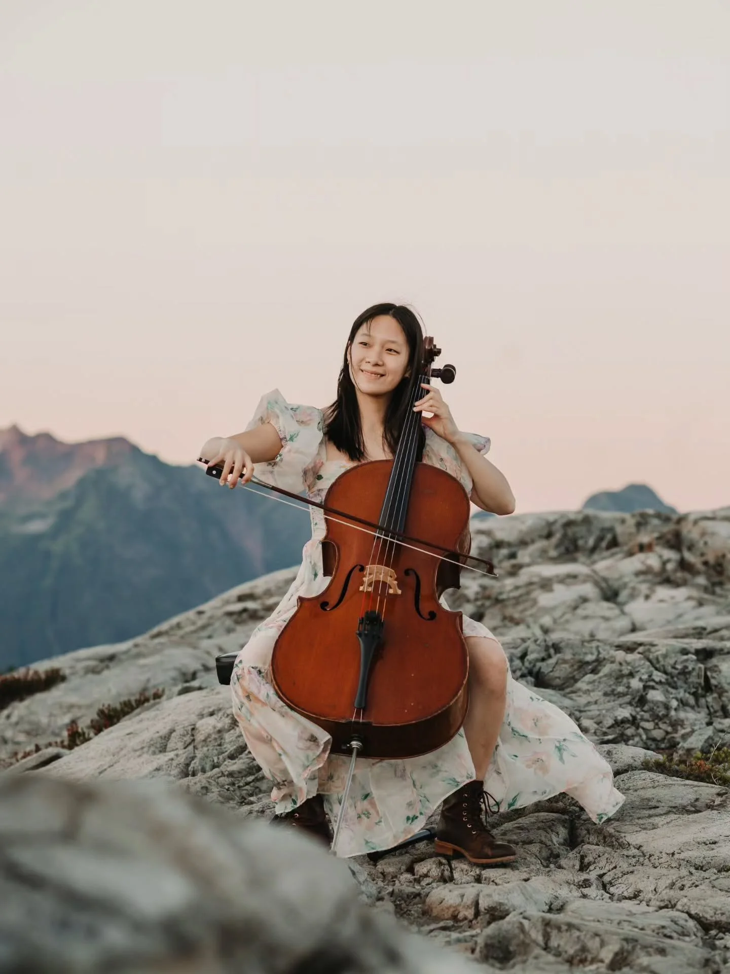 There's nothing like watching the sunset at golden hour 🎶 

I loved being able to bring my cello up to Artist Point for an elopement!

#seattleelopement #mtbakerelopement #artistpointelopement