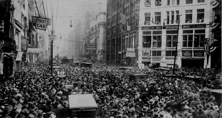 Crowd gathered in downtown Pittsburgh for Houdini 100