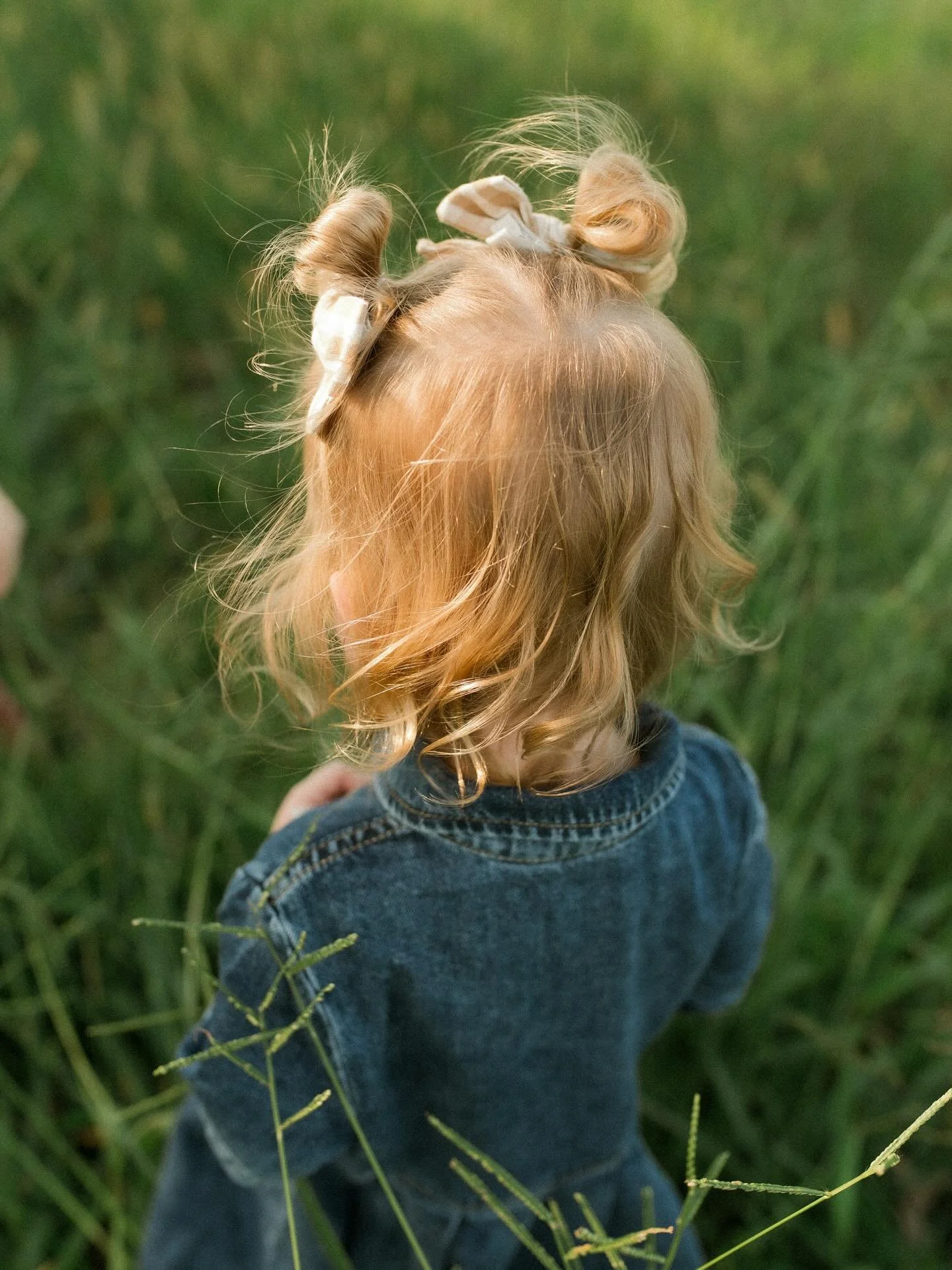 The way the sunshine lights up her hair, the love for little sister, the way dad adores mom, those adorable baby rolls. I promise you it&rsquo;s not about the perfect outfits and the perfect smiles, it&rsquo;s about your moments, your memories. 🫶🏻