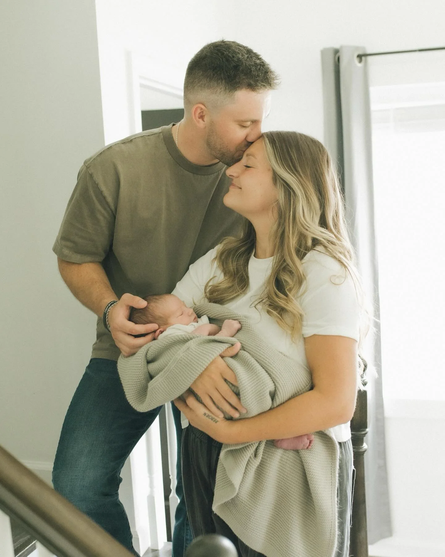 It&rsquo;s fall &amp; I am catching up with posting a few summer sessions. I just couldn&rsquo;t let this one slip through without being shared! I absolutely loved meeting this beautiful new family of three. I&rsquo;m sure Brooks has grown so much al