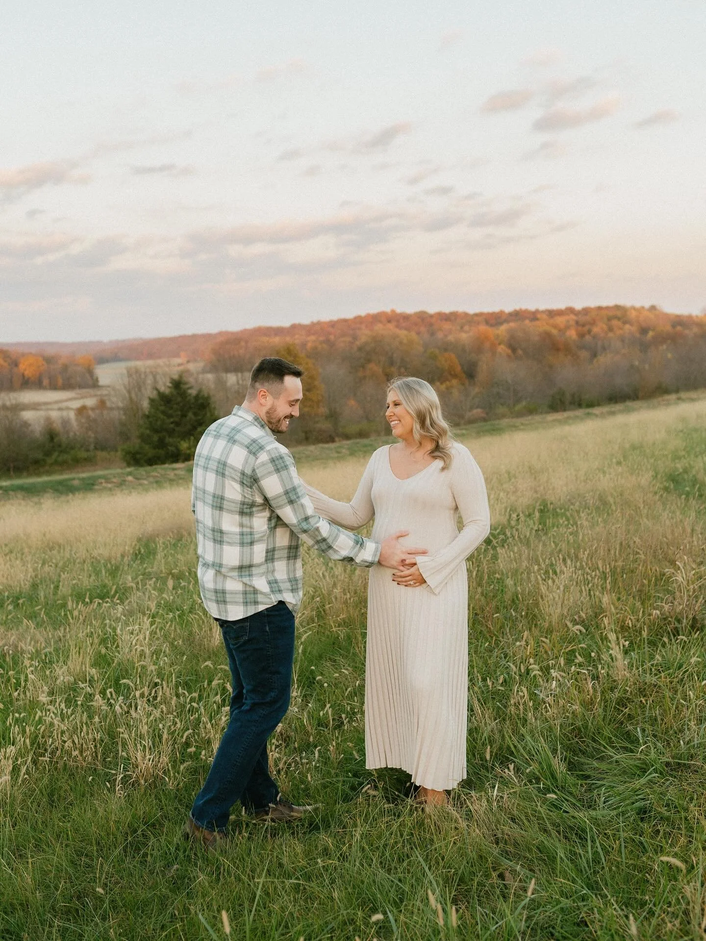 Peyton &amp; Kayly are pure magic together ✨ 

Capturing their wedding day earlier this year was a dream and now, I&rsquo;m overjoyed to photograph this exciting new chapter for them. 🫶🏻 

I can&rsquo;t wait to meet you baby girl! 🥹