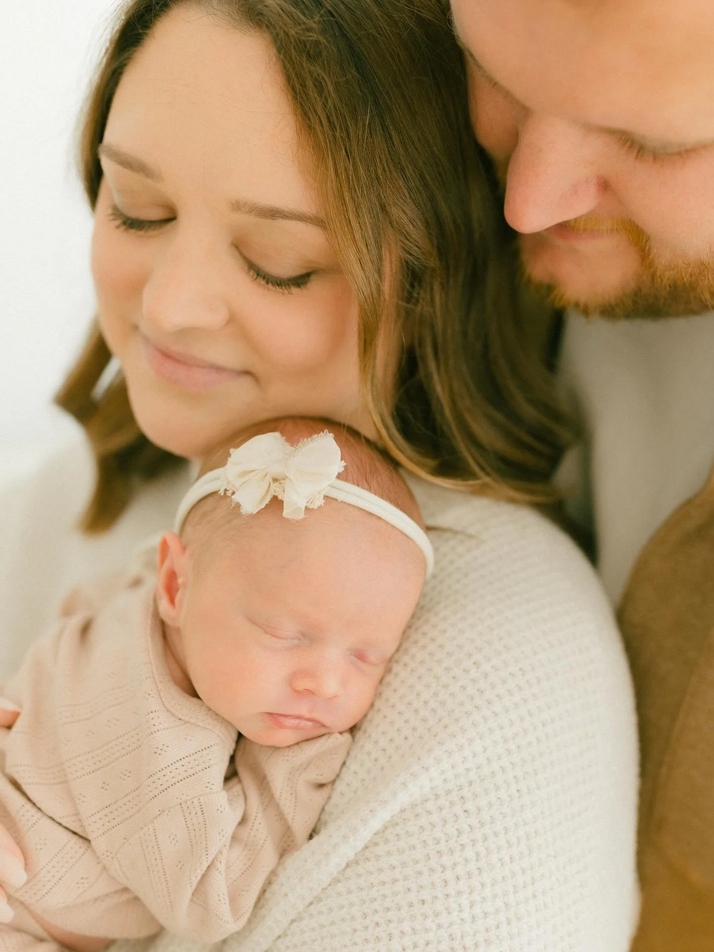 We had the most beautiful sunny day in the studio for this precious girls newborn session. She was an absolute dream. Congratulations to this beautiful family of three. 🫶🏻