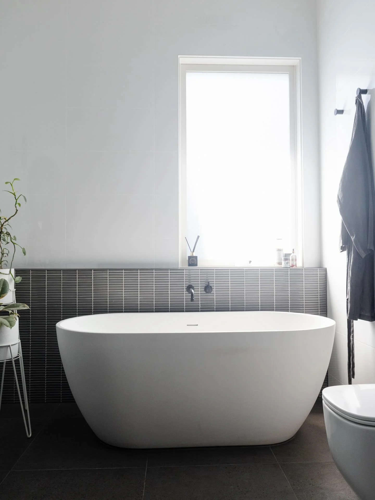 Natural light plays a key role in bathroom design, helping spaces feel calmer, brighter, and more open. ☀️✨When paired with a freestanding bath, it creates a space that feels both functional and relaxing. 🛁🤍