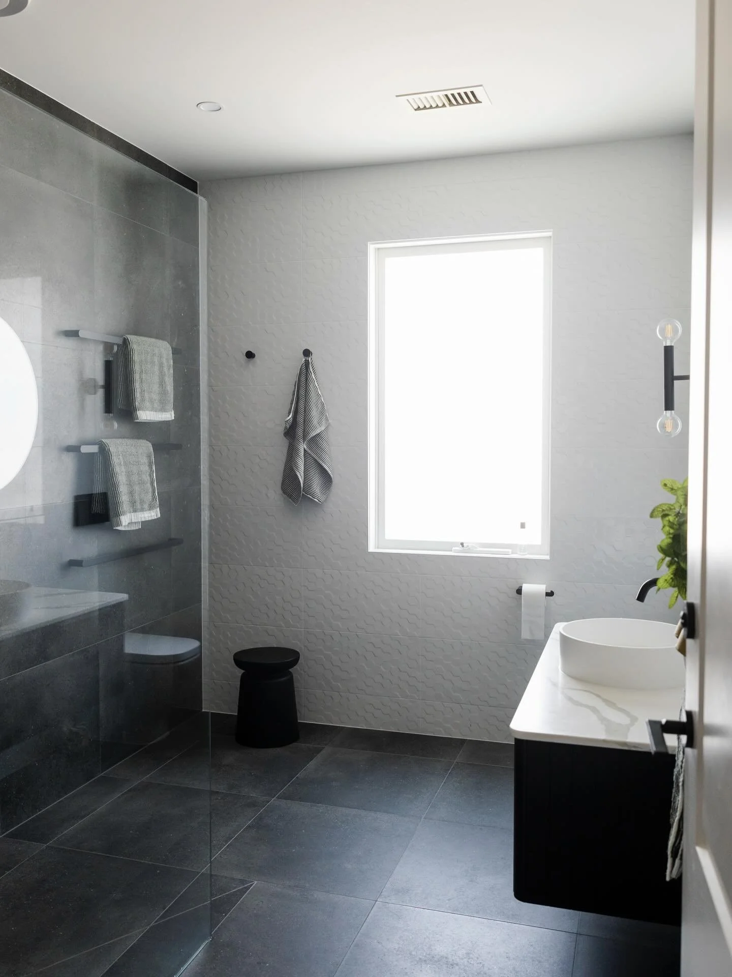 A finished bathroom that balances style and practicality. 🖤
Floating vanities, seamless storage, and a clean modern palette throughout. 🛁
Ready to elevate your home? Get in touch. ✨📩
