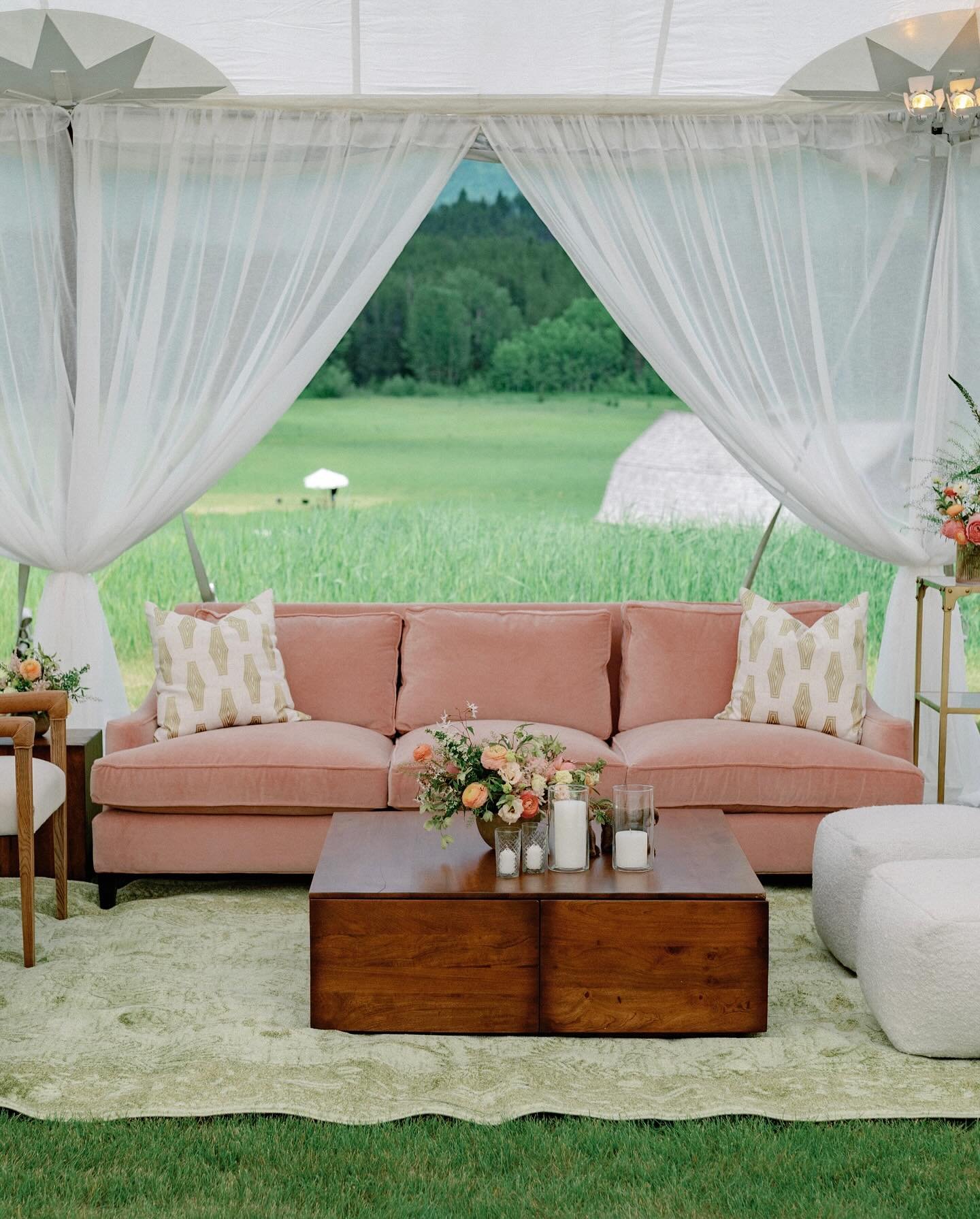 Sharing more from Hillary &amp; Keenan&rsquo;s wedding!
We created the cheeriest vignettes alongside the dance floor for guests to sit, relax, and watch the revelry after dinner! Sitting upon our Spring Green Rugs are our Arhaus Etta Blush Sofas, Rue