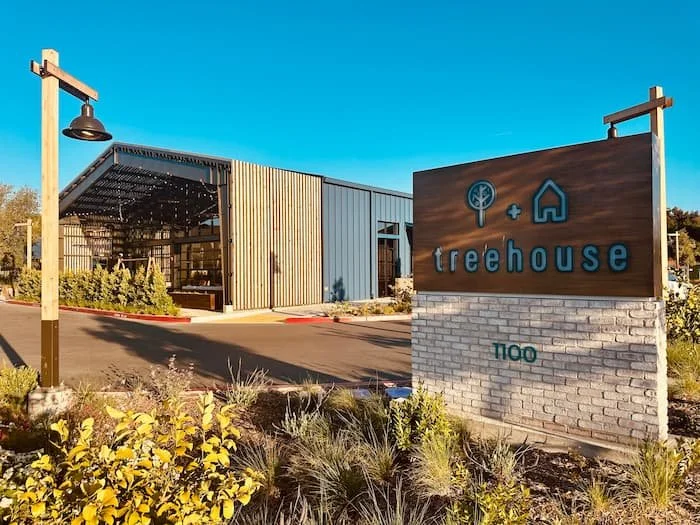 Treehouse-Hotel-Sign-1.jpg