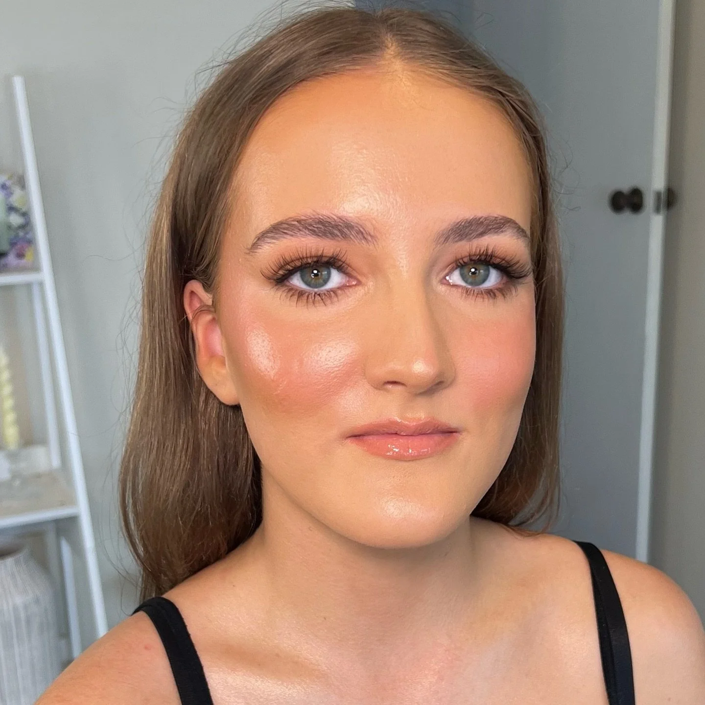 Soft blushy glam on this glass skin 😍 perfection 💖