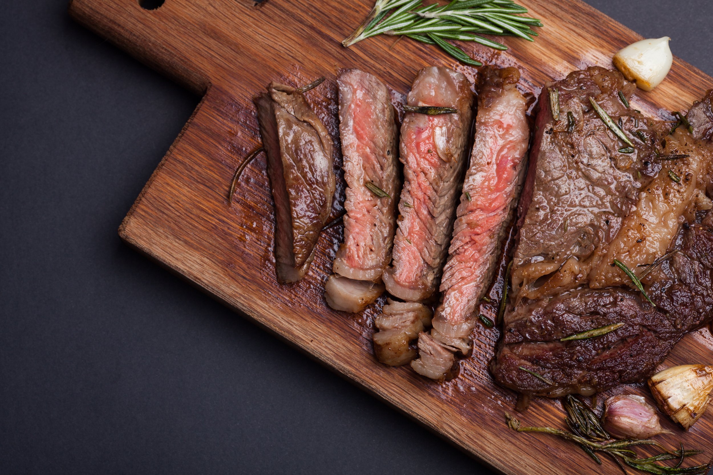 Sliced bavette with garlic and rosemarry