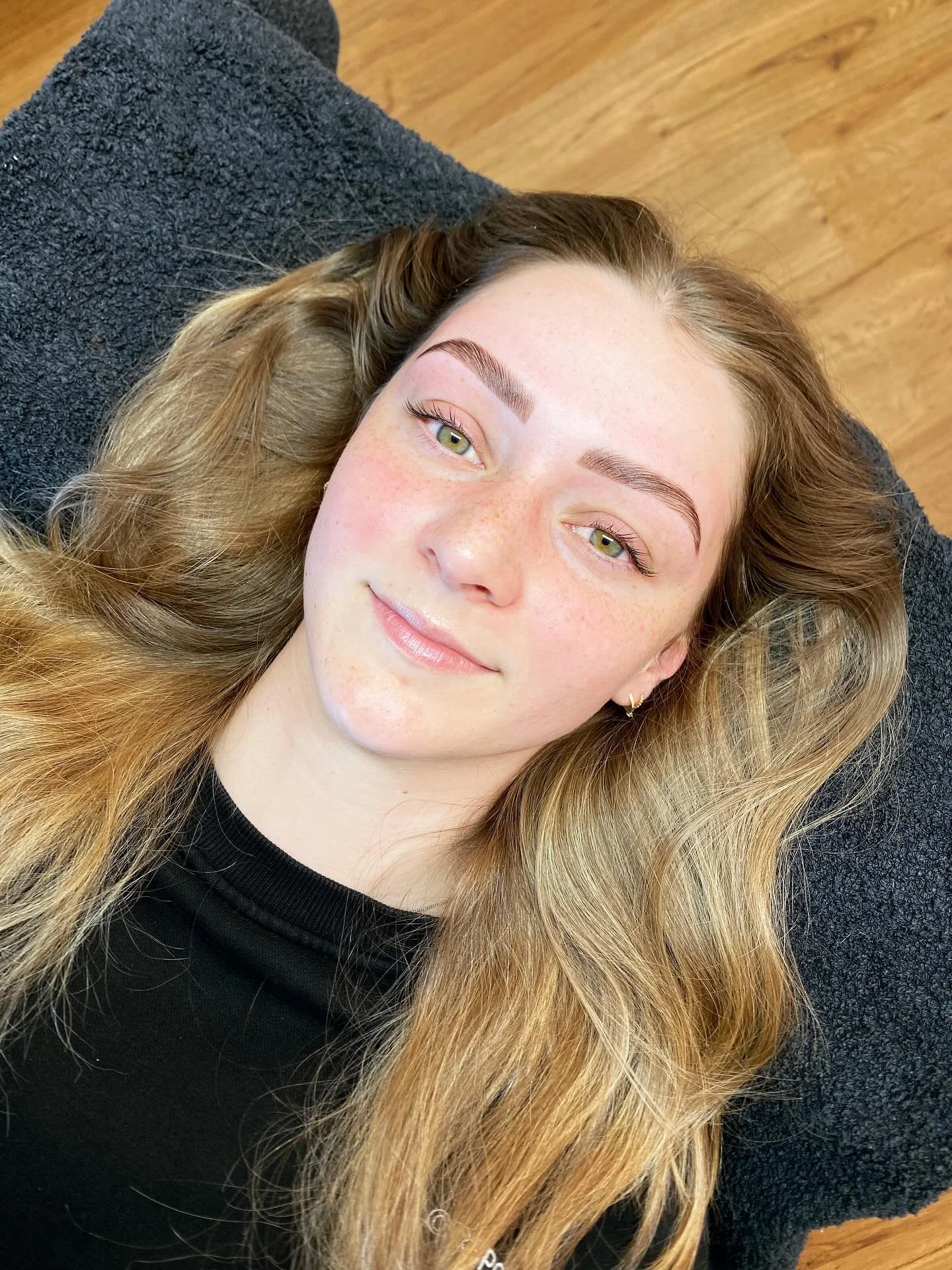 Bold yet natural &mdash; the best of both worlds 🤎

Hybrid dye gives you the depth of tint + the softness of stain. Ready for your best brows yet? Book now!
.
#HybridBrows #ClassicTint #BrowShaping #BrowTransformation #BrowEducation #BrowGoals #Brow