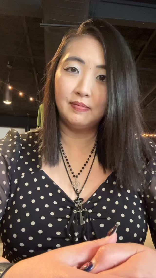 I was in town last Sunday for the @devilsmarshmarket with @perseniousproductions and @cla_razzle helping me man the vendor booth while I was doing professional chaos tarot readings! I had a little bit of a break to film an oracle card reading for you