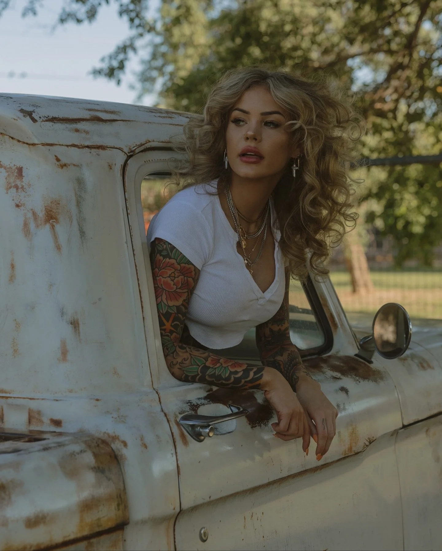 Damm your love 
Damm your lies
.
.
.
Host @madisenruehlephotography 
Model @kacey_cameron 
Truck @jenzbenzaz