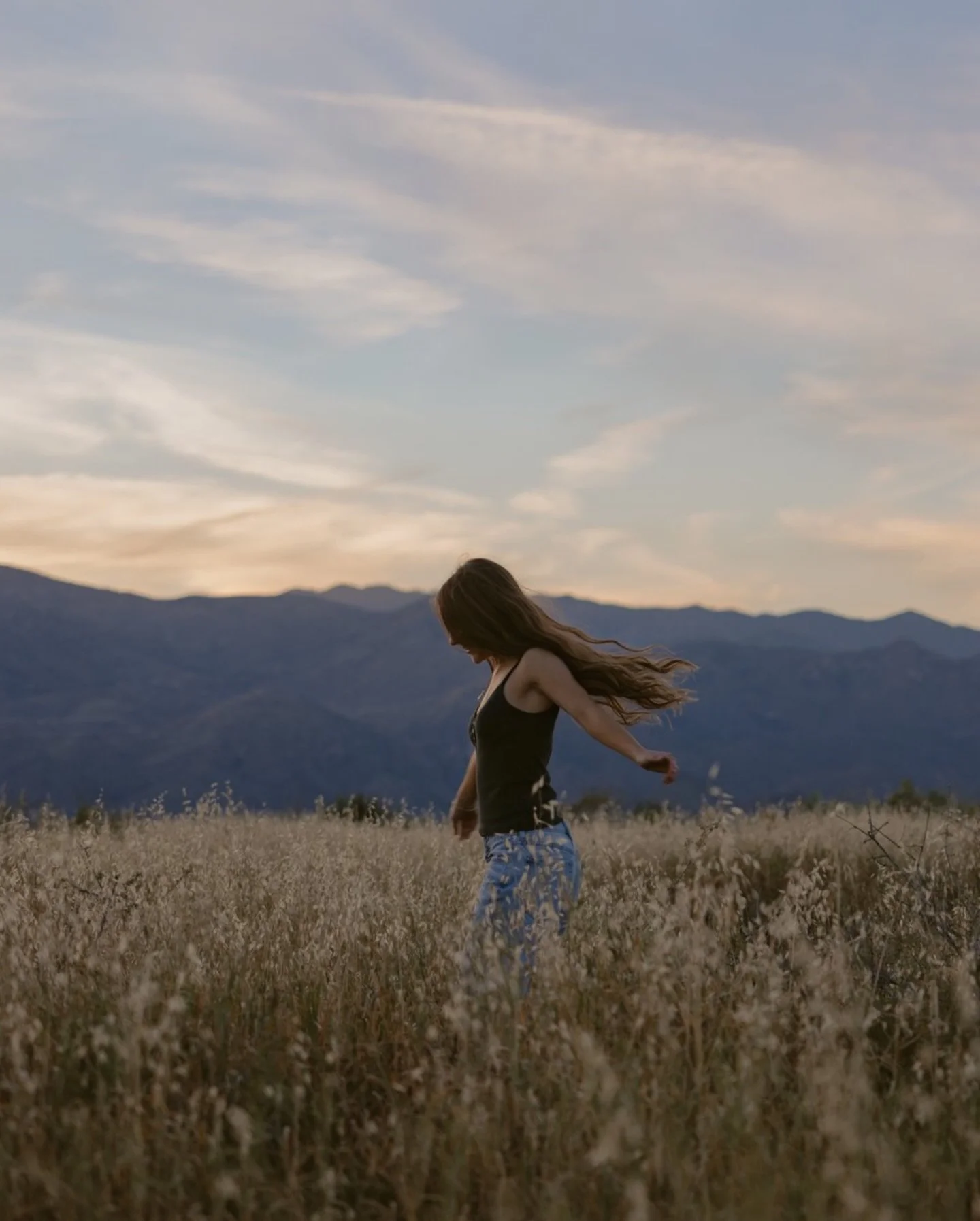 Your senior photos don&rsquo;t have to be boring, we could run through a field together🫶🏼