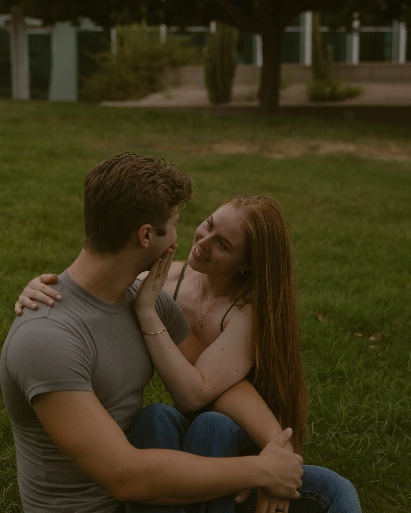 Running around downtown Phoenix with my two favorite love birds 🫶🏼

.
#arizonaphotographer #cinematicphotography #couplesphotographer #phoenix