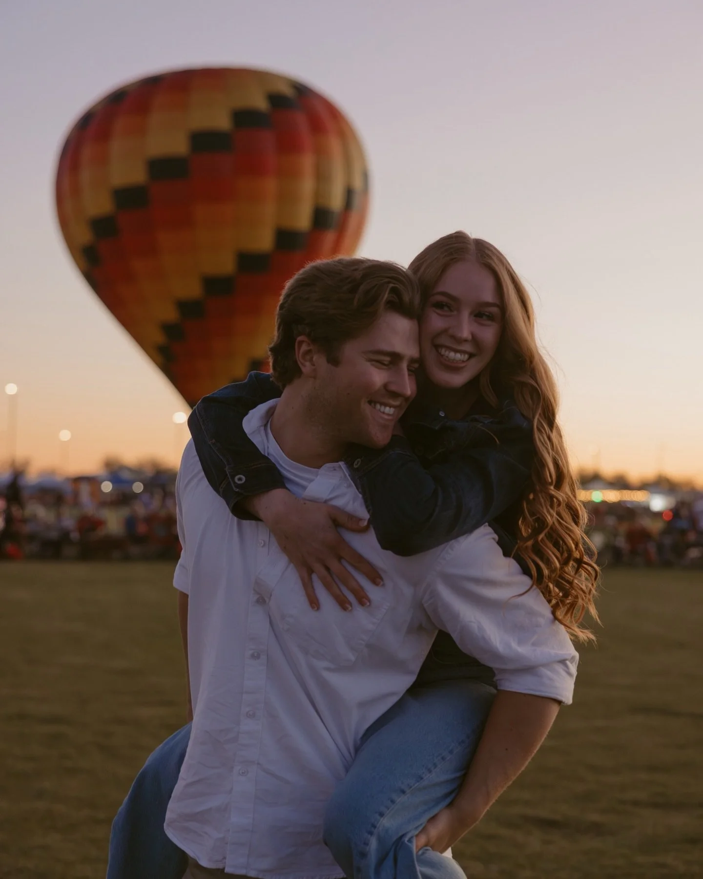 Hot air balloon date night 🫶🏼

.
🏷️ 
#couplesphotographer #phoenixphotographer #cinematicphotographer #arizona #hotairballoons