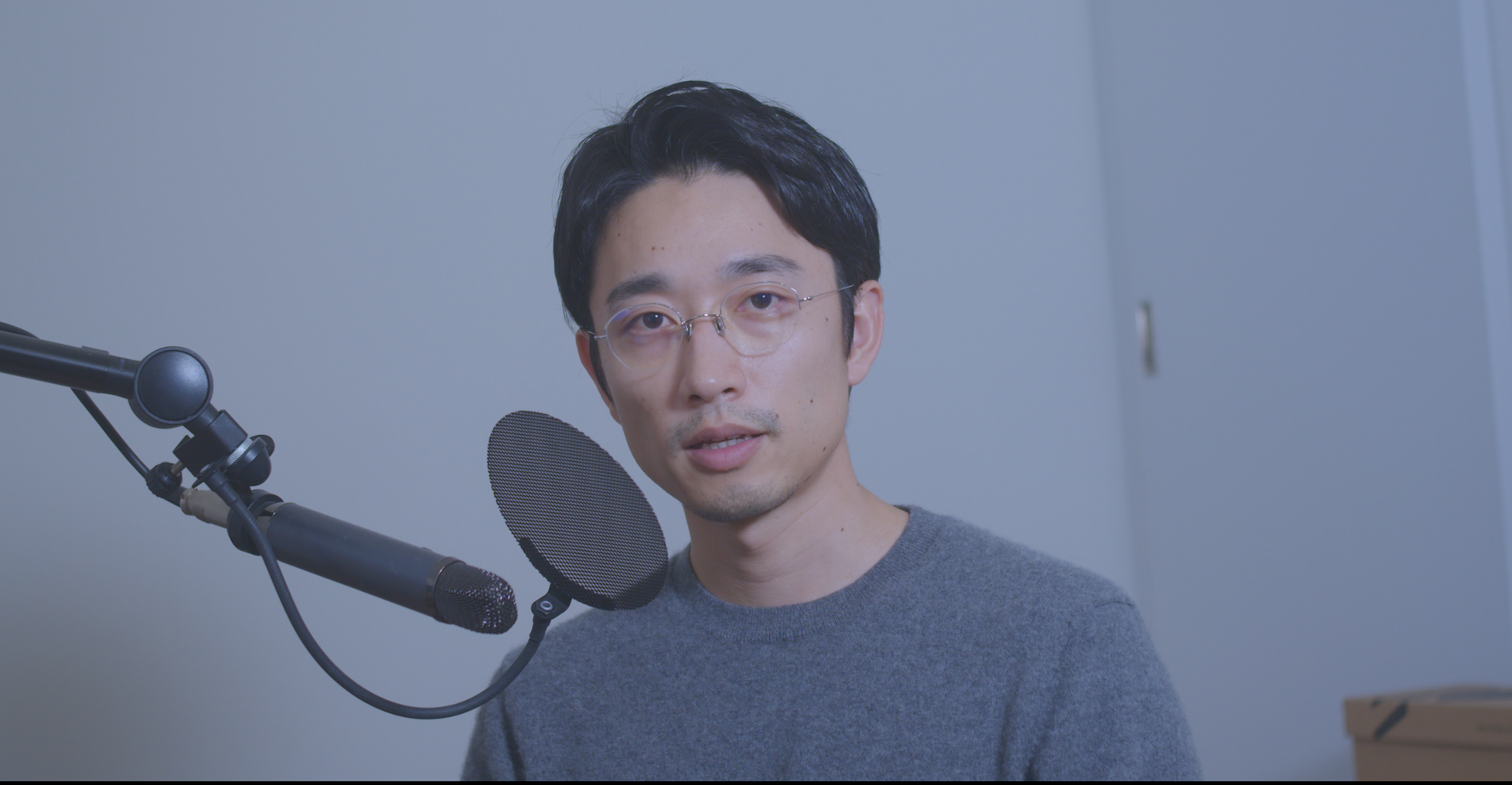 マイクを持つ男性、somatic studioの大沼竜也が話している様子が映し出されている