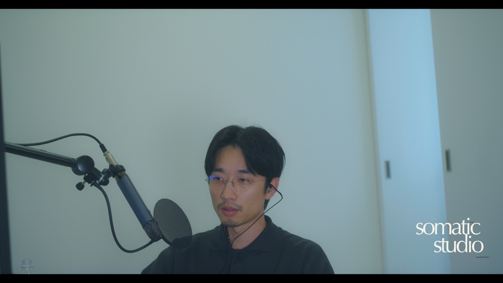 収録中の大沼竜也（somatic studio）