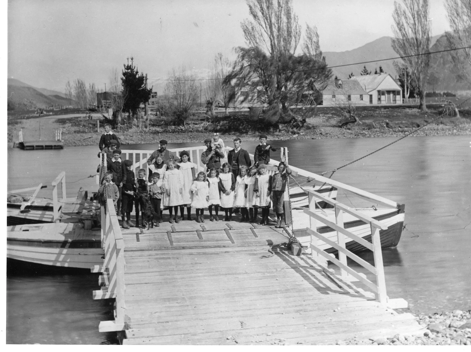 Albert Town Lower Punt with local school children, crossing to the north bank. c.1907. Ref. I 6