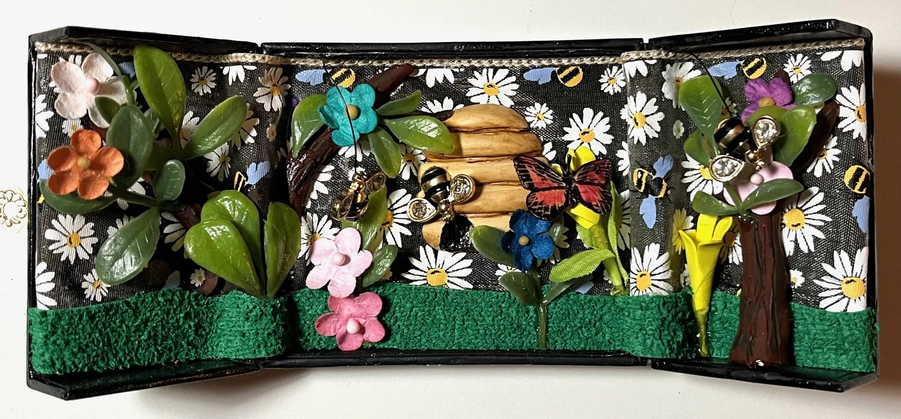 Beehive #3   3"x 3.5"x 1.5" closed
                         3"x 7.5"x 2" open