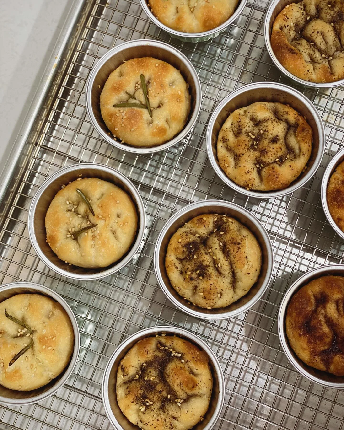 How cute are these mini focaccia? 😍10 of these lil&rsquo; ones are ready for our first &ldquo;mini&rdquo; pop-up tomorrow!

#minifood #smallbusiness #homebakery